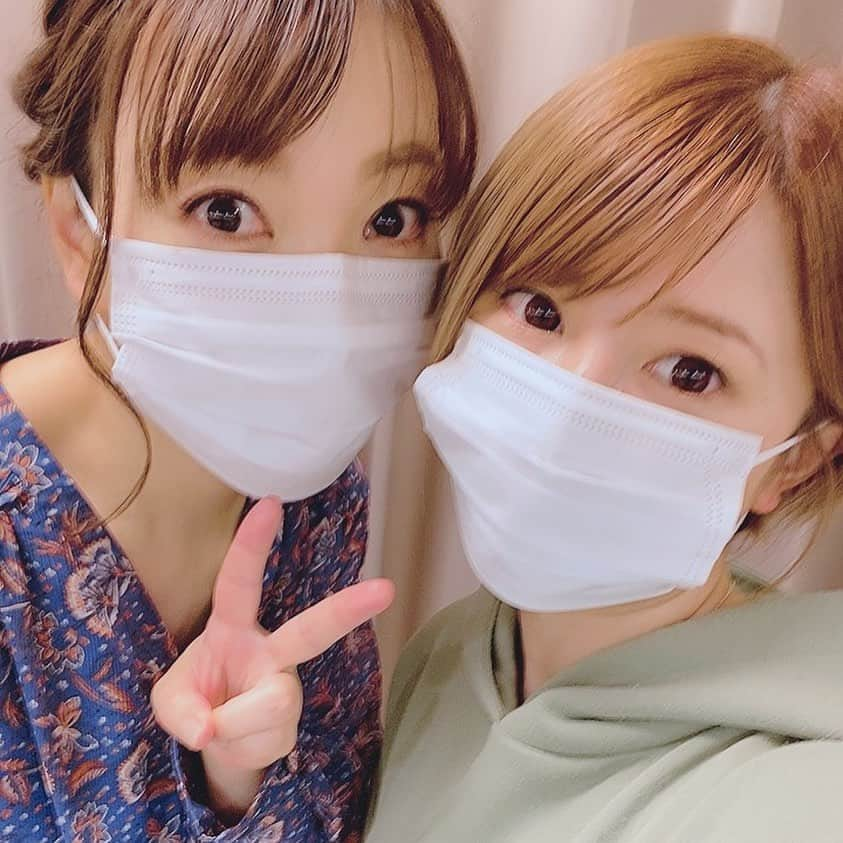 矢口真里さんのインスタグラム写真 - (矢口真里Instagram)「昨日は、 相棒に会えたよ♡ 圭ちゃんと楽屋一緒だったんだけど、 本当いつも思う。 この人は、 癒し効果の何かを体から放っている。 久しぶりにガッツリの現場だったけど、 圭ちゃんが近くにいたから バランスが取れて お仕事が出来ました😊✨ いつもありがとう✨ 勝手に感謝😁w そして癒されて２枚目はこの顔🙄 また圭ちゃんと歌いたいな♬」3月25日 11時04分 - mariyaguchi_official