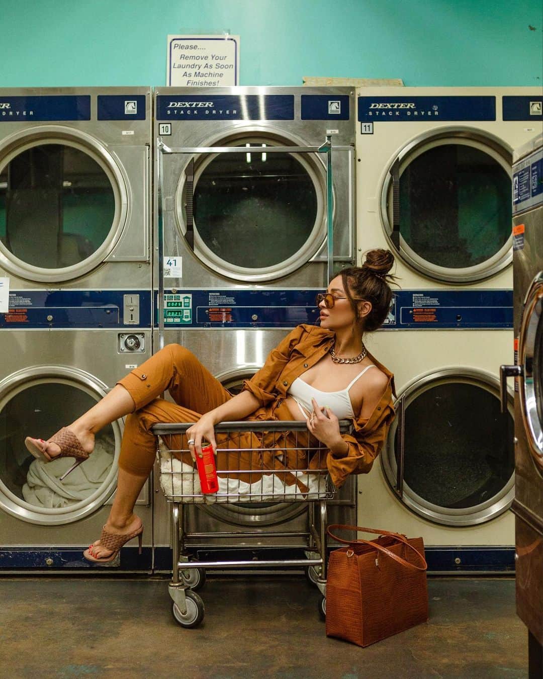 シェイ・ミッチェルのインスタグラム：「The person whose laundry I borrowed for these shots wasn’t very pleased.」