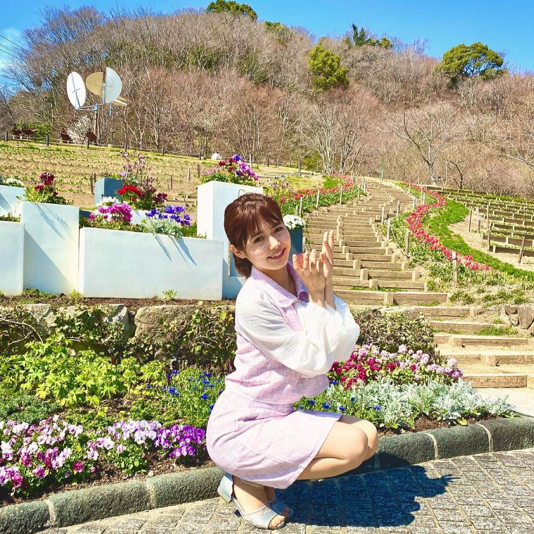 谷尻萌さんのインスタグラム写真 - (谷尻萌Instagram)「こんばんは♡ 今日もお疲れさんやで✨🌸♥️ 韓国ファッションの新しい私服です👗✨ 春のお花である菜の花とチューリップ🌷を見つけたのでチューリップポーズをしてみました〜🙄(3枚目)  長〜い楽しそうな滑り台があったので好奇心旺盛な私は勿論乗りに行きました〜✌️🏃‍♀️ロングコート、そして中にスカート、ツルツルなストッキングを履いていたせいか、物凄いスピードが出てしまい、お尻で砂の地面に着地してしまいました🥺🥺🤣(まさか足にまとっていたロングコート🧥の裾がめくれるなんて思いもしなかった笑笑)  そのせいでお尻の皮が少しめくれてしまい今でもヒリヒリします😭😭  トイレの暖かい便座に座るのも、お風呂に入るのも痛いんです｡°(ᐡ•̥ᴥ•̥ᐡ)°｡  みなさんは決してされないと思いますが、短パン🩳やスカート👗ストッキングなどでは滑らないようにお気をつけ下さい🙄🙄👌  ほなおやすみなさい💤🌙💕  #春のお花　#チューリップ　#菜の花　#春コーデ #台形スカート　#セットアップ　#韓国ファッション　#セントフォース　#谷尻萌　#清楚コーデ　#失敗談  (撮影の時のみマスクを外しています)」3月25日 20時58分 - tanijiri_moe