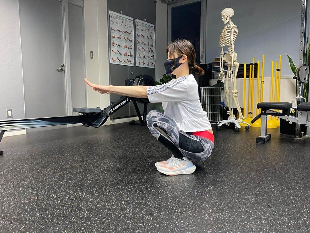 のインスタグラム：「トレーニングしてて気づいたこと...  普通だと思ってた何ともない行動が普通じゃなかったこと...  コレできる人ってあまり居ないらしい😂 そうなの！？  #トレーニング #パーソナル #パーソナルトレーニング #筋トレ女子 #筋トレ #マッスル」