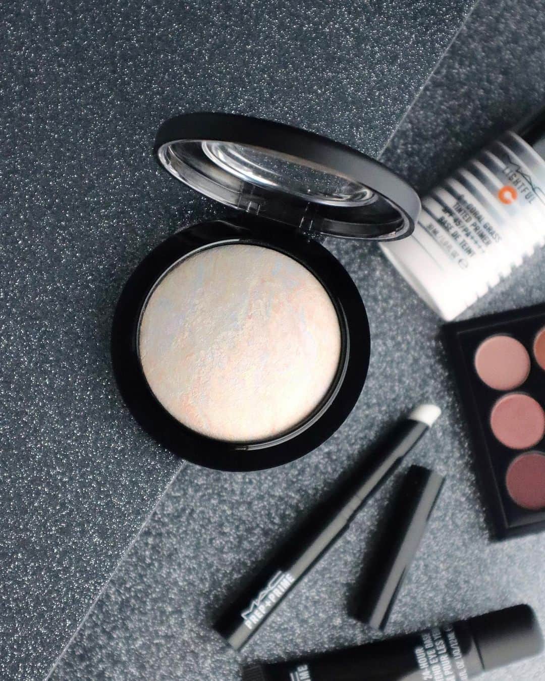 M∙A∙C Cosmetics Japanのインスタグラム：「＼M·A·C公式オンラインショップ 人気製品をご紹介／ 【M·A·C ミネラライズ スキンフィニッシュ ライトスカペード】 ㅤ 肌にすっと溶け込み、磨き上げたような上品なツヤを演出するフェイスパウダー✨テクニックいらずで、華やかで立体的な表情に。 なめらかでベルベットのようなつけ心地です。 スワイプしてHOW TOをチェック👉 ㅤ Shot by M·A·C EVENT ARTIST Hatsuo Arisaka @hatsuo_mua」