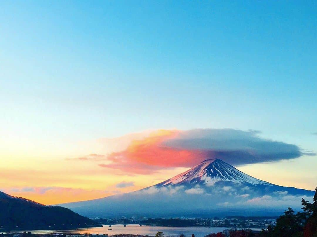 鎌田紘子さんのインスタグラム写真 - (鎌田紘子Instagram)「私が撮ったいつかの早朝の富士山きれいだな。 世界の皆さんこれが日本の景色です。 . . #富士山　#japan #fujisan #日本の景色　#ふじさん」3月25日 21時38分 - hirokokamata12