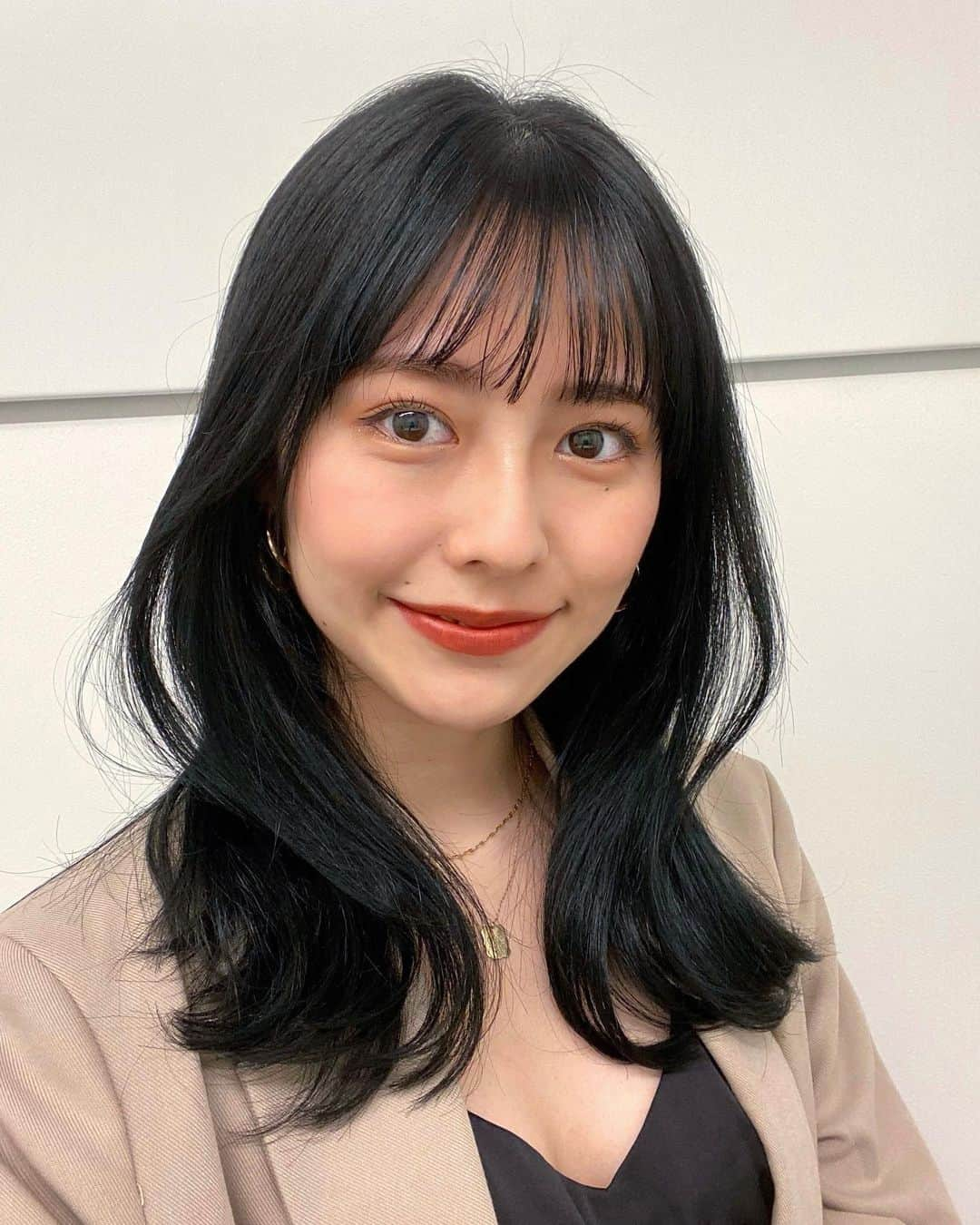 潘佳伊さんのインスタグラム写真 - (潘佳伊Instagram)「今日はサロモでした🤳🏼 髪は伸ばし中〜💇🏻‍♀️  @atsukoyamaguchi_ ありがとうございました🌷  #サロモ #サロンモデル #暗髪 #暗髪カラー #ダークグレージュ #暗めカラー #透明感カラー #韓国ヘア #くびれヘア」3月25日 21時34分 - hankaichan