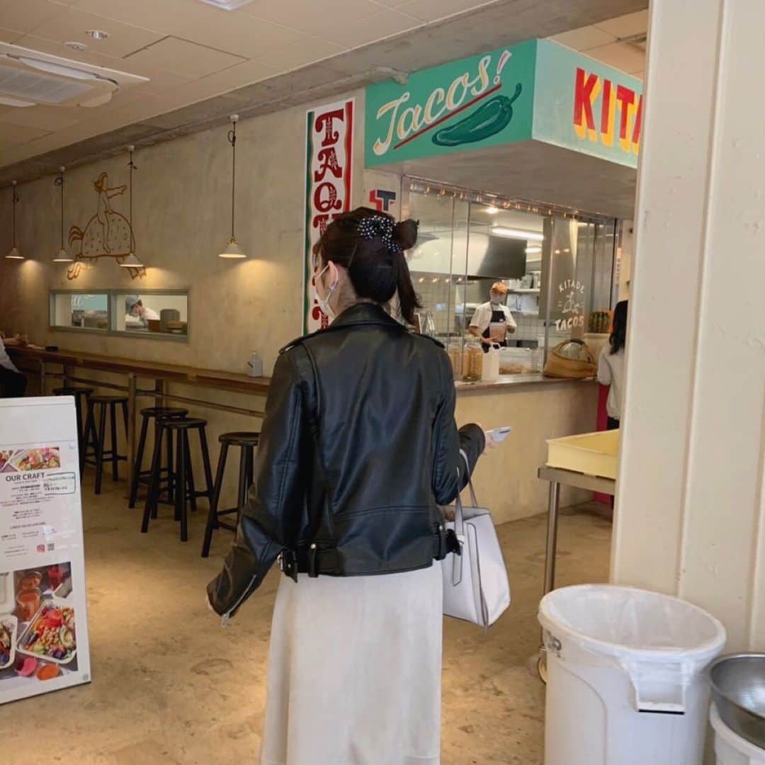 宮川里奈のインスタグラム：「おしゃれなカフェでした🐑 日本じゃないみたいで うきうきした😙 ・ ・ ・ #commissary #カフェ」