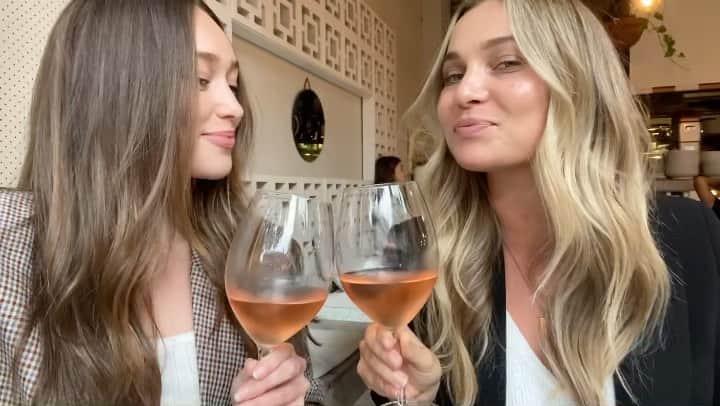 アリシア・デブナム・キャリーのインスタグラム：「Very smug with ourselves.」