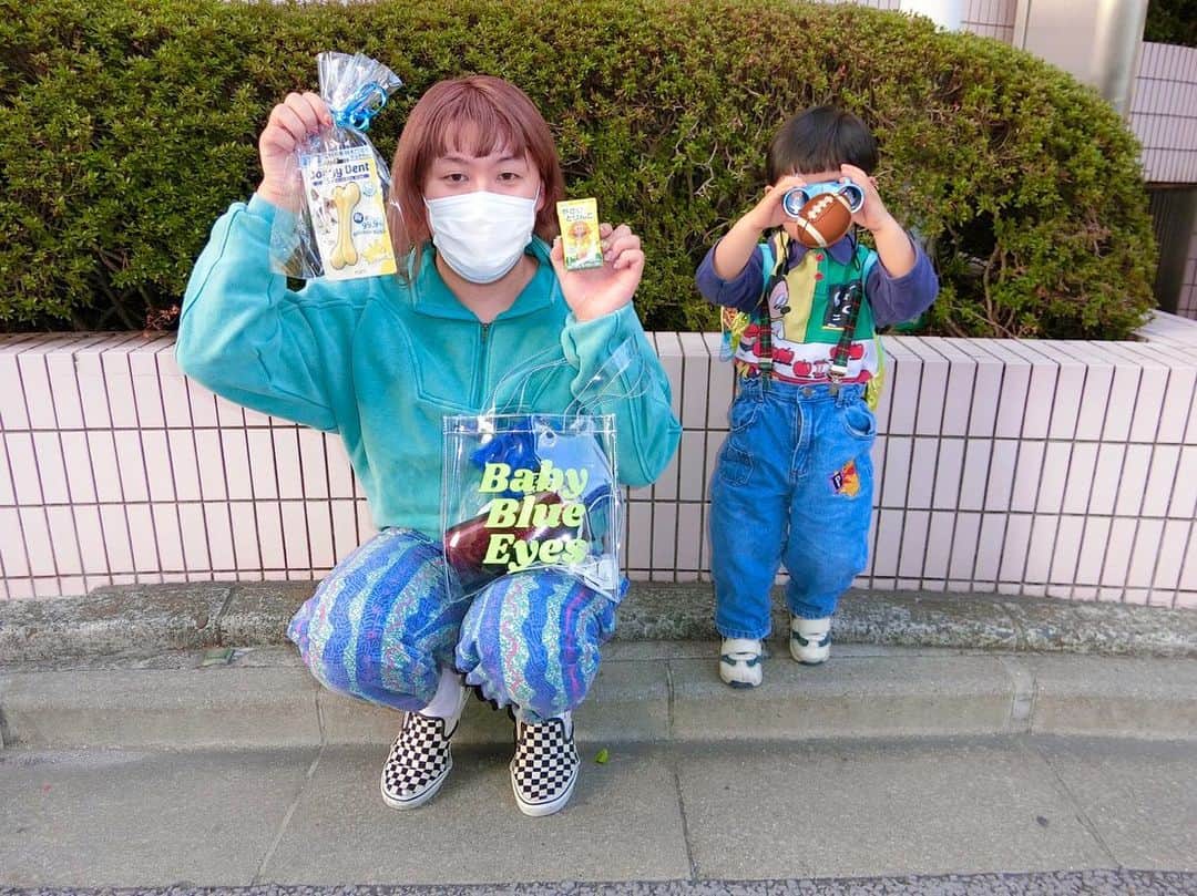 ぺえのインスタグラム：「リンクからのサプライズ🎁💗 #幸せのサプライズプレゼント #あたしが双眼鏡のおもちゃ買ってあげたら #ぺえにこれあげるって #リンクがプレゼントをくれた #愛犬ロナウドのおもちゃとアンパンマンのジュース #ロナウドのおもちゃをずっと渡したかったんだって #可愛すぎる #ロナウドも大喜びでずっと遊んでる #本当にありがとう #リンクが一生懸命にお話してるのを見てるだけで涙が出そうになる #喋れるようになった言葉をたくさん使って自分の思いを伝えようとしている姿に成長を感じてウルウルする #ぺこがリンクと全力で向き合って話しているのを見るだけで涙でる #これって歳のせいなのかな #涙腺ゆるゆる #それともまだ自分が出会ったことのない幸せのカタチを見てるからなのかな #自分にとっての幸せってなんだろうって考え始めちゃうこともあるけど #そんなこと考える必要ないんだろうな #考える必要のないことを考えようとするから本当は自分が幸せじゃないのではと疑いはじめる #自分が幸せかなんて疑わなければ幸せなんだもんね」