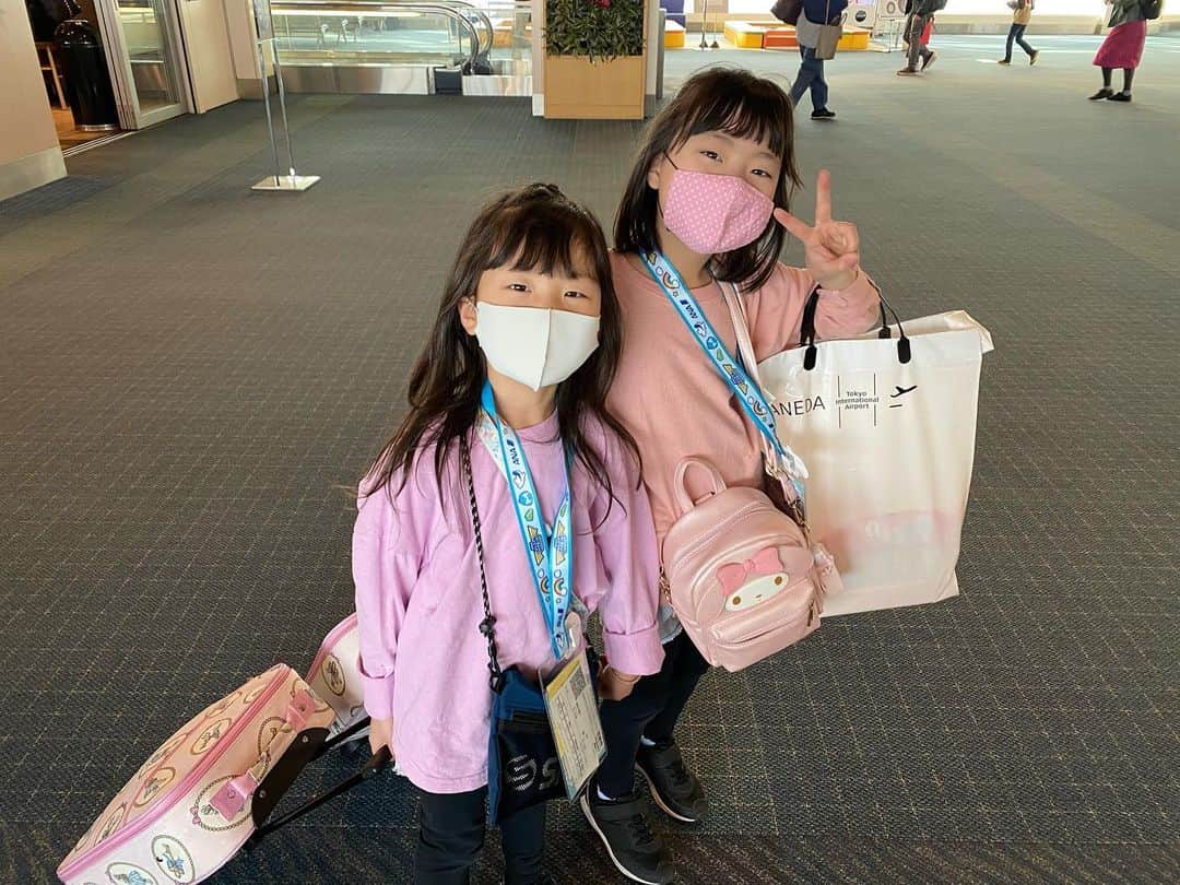 江原千鶴（エハラチヅル）のインスタグラム：「今日から春休み✨  ふうちゃんとおとちゃんは、2人旅で大分へ✈️  グランドスタッフさんやCAさんが搭乗からお迎えの人の所までお世話してくれるので安心でした‼️  本を読んでたらあっという間に着いたみたい✌️  仲良しでずーっとお喋りしてる2人が居ないと、静かすぎてちょっと寂しい😅  じーじばーばにたくさん甘えて、楽しんできてね〜👋  お留守番のみうとうたくんもどこかに連れて行ってあげたいなぁ💕  #pcr検査陰性でした #ANA #ジュニアパイロット #2人旅 #6歳#8歳 #大分#別府 #春休み」