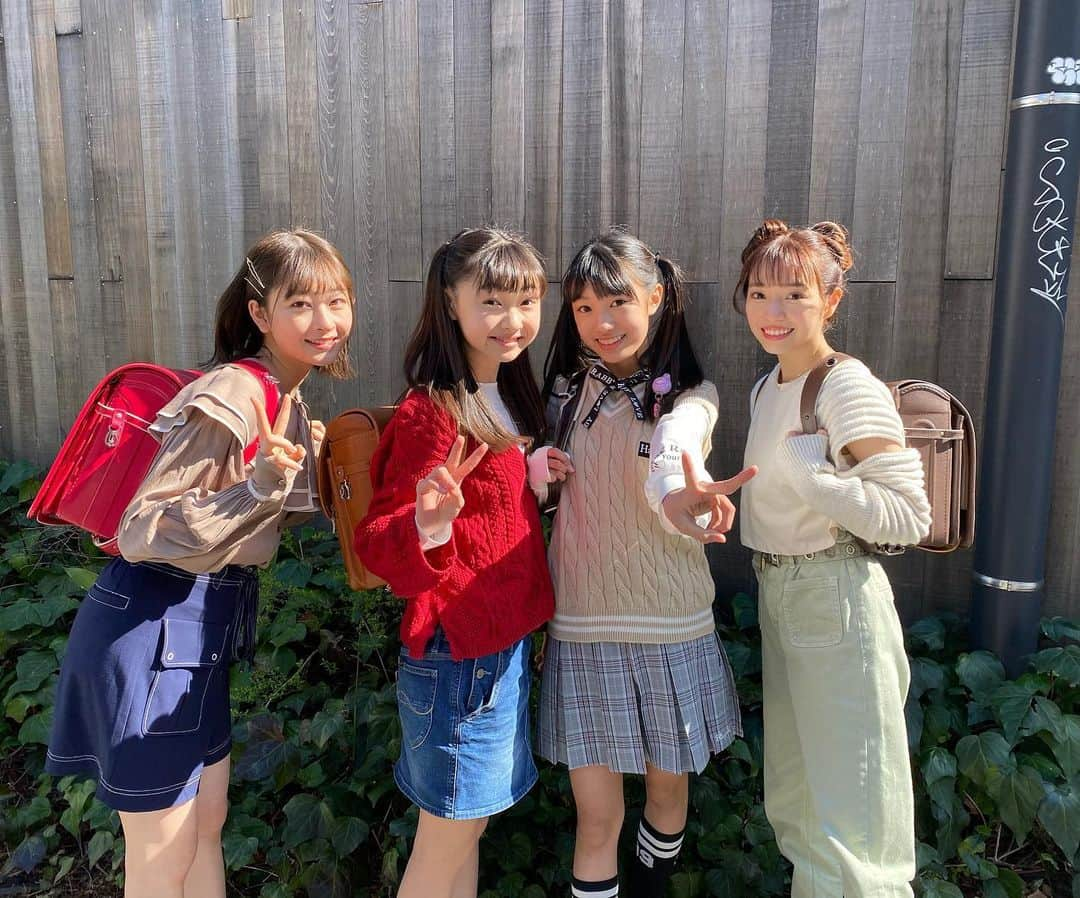 高井千帆さんのインスタグラム写真 - (高井千帆Instagram)「.﻿ SHAONKAI ～あやなの(小6)小学生ラストライブヤリマス!!!!～﻿ で販売される、全101種類の生写真のオフショット 💯﻿  ランドセルはみんな私物です 🎒﻿  3枚目はなんて文字を表しているでしょう ！」3月25日 22時11分 - chiho_takai_official