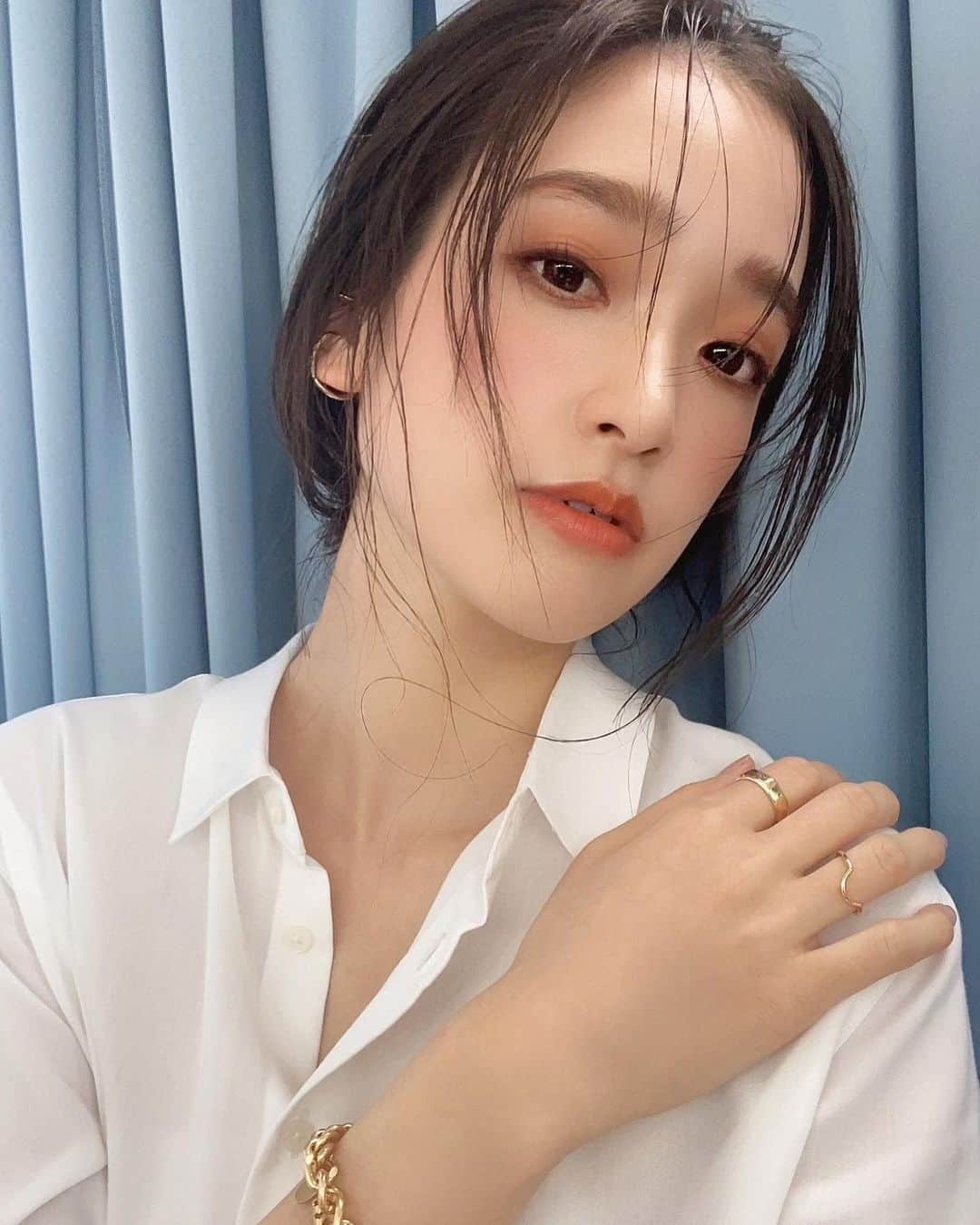 太田麻美のインスタグラム：「いつもと違うヘアメイク😚💄🌸  bracelet: @zara   #hairmake #makeup #make #actress #hairarrange #zara #gold #goldaccessories #ヘアメイク #メイク #お洒落メイク #ヘアアレンジ #アクセサリー #ザラ #ゴールドアクセサリー #ゴールド #ゴールドアクセ #イヤーカフ #春メイク」