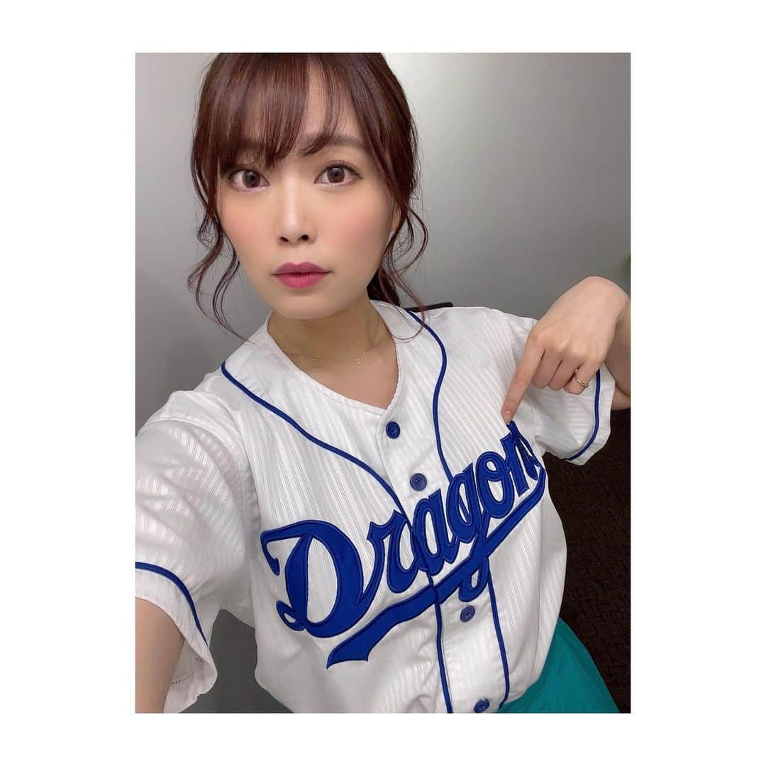 松本圭世のインスタグラム：「. 燃ーえよドラゴンズ〜♪  てことで プロ野球ファン対抗 ダイヤモンド麻雀〜日本シリーズ〜  スカパー!スポーツライブ＋にて 本日25日19:00〜放送だよ⚾️  クライマックスシリーズを勝ち抜いた トータルテンボスの2人と 加藤哲郎さんと戦うよ♪  自撮りと自撮りと集合写真と 休憩中にトータルテンボスの控室に行って先輩が椅子で寝てるのにソファで横になる女の自撮り です。 お納めください♡  #スカパー　#スポーツライブプラス  #ダイヤモンド麻雀　#野球女子　#ドラゴンズ　#トータルテンボス　#加藤哲郎　#instagood #followｍe #あと少しで2万人」