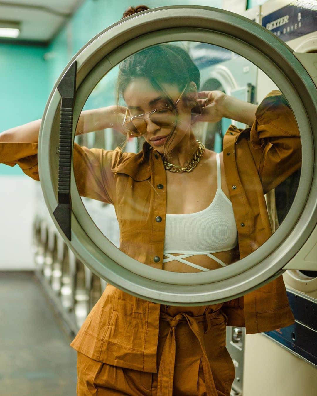 シェイ・ミッチェルのインスタグラム：「A. Am I doing someone else’s laundry B. Was I kindly asked to leave C. Did it take me an hour to write this caption D. All of the above」