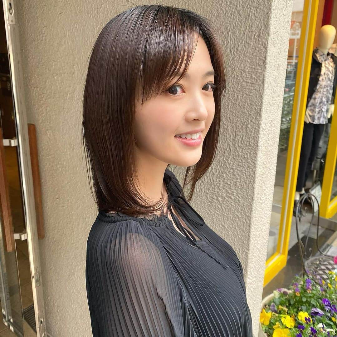 水嶋菜月のインスタグラム：「﻿ ﻿ ﻿ ﻿ ２回目の髪質改善トリートメントをしました🌸﻿ ﻿ 何回も続けると﻿ どんどん髪が生き返るそうです♡﻿ ﻿ 今回も加工なしでこの艶感✨﻿ 美容室でトリートメントをするなら﻿ 絶対に髪質改善トリートメントをおすすめします💇‍♀️！﻿ ﻿ ﻿ ﻿」