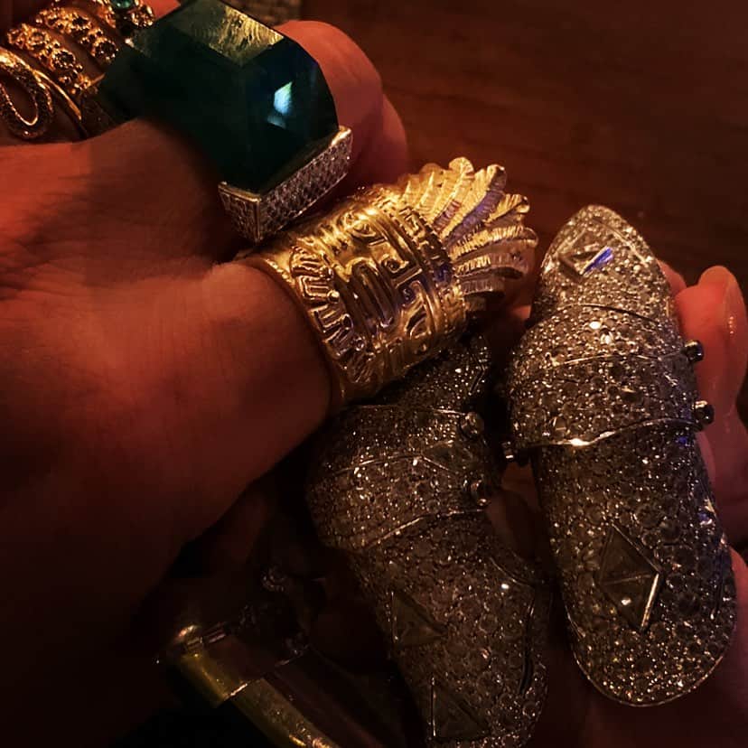 ジェイドジャガーのインスタグラム：「Holding tight  #rockstars」