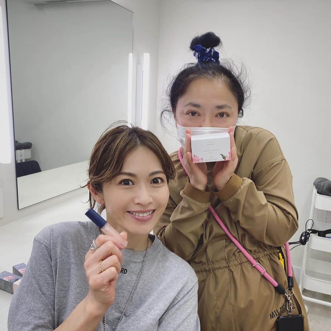 畑野ひろ子のインスタグラム：「久しぶりに会えた、HMの木部ちゃん❤️ @kibeburu × @roselabo.japan さんとのコラボ商品🌹 農薬不使用の食べらるバラから抽出したローズウォーターとローズエキス配合です！」