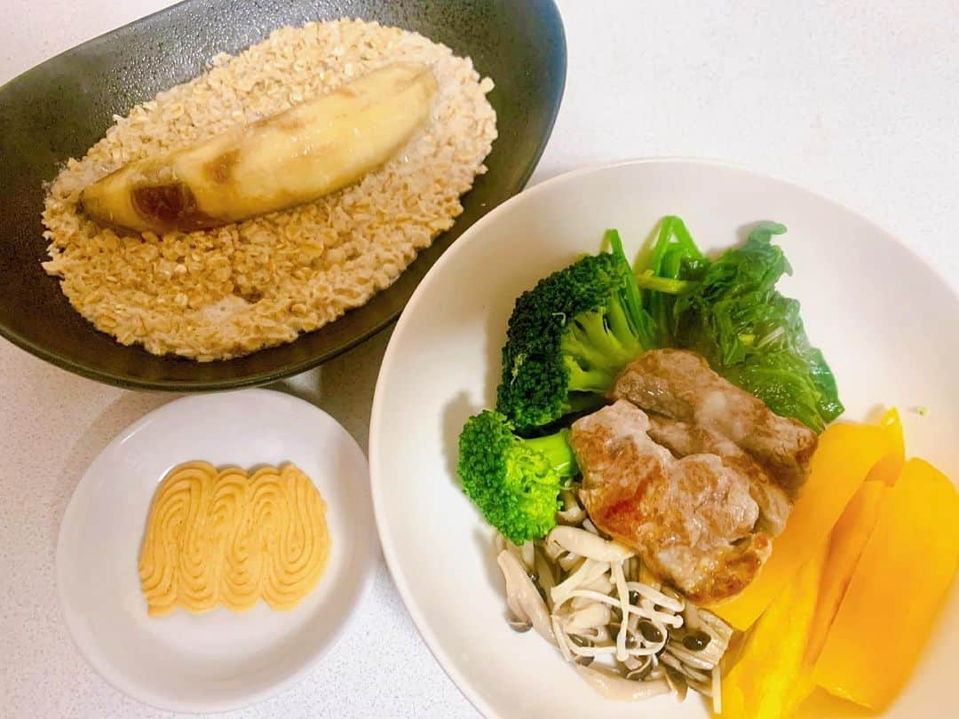 小林アナさんのインスタグラム写真 - (小林アナInstagram)「今日の朝食は 「完熟バナナのダイナミックオートミール 　牛と豚の豪華共演 　　　　　　彩り野菜を添えて」 でした。  #ベストボディジャパンへの道 #ベストボディジャパン #ダイエット #食事」3月25日 15時55分 - genkobiribiri