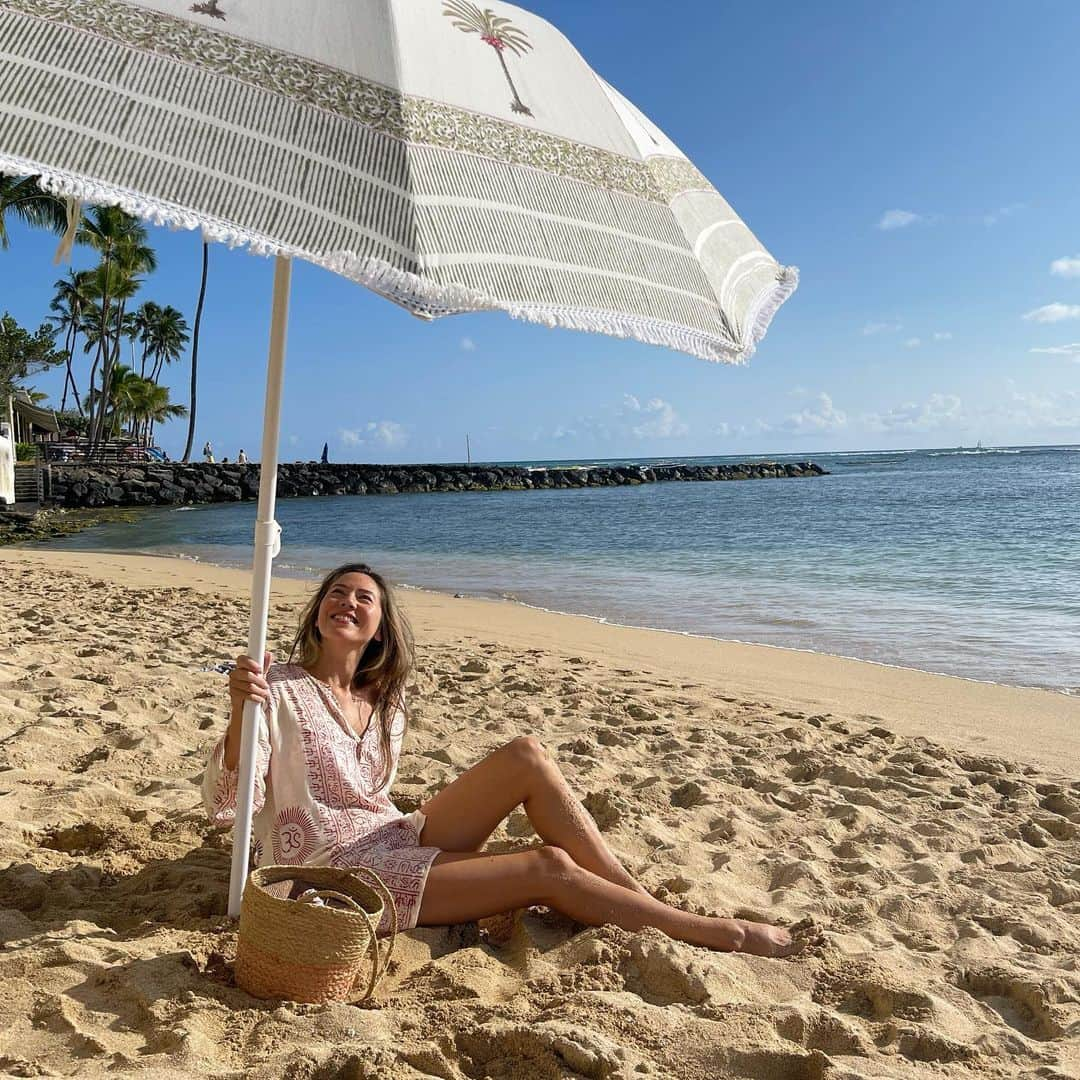 道端ジェシカのインスタグラム：「The cutest parasols on the island! Designed by mermaid @shydegucci  Truly one of a kind! 🌈💖🧜‍♀️ You can shop at @islandbungalow_hawaii 🥳」