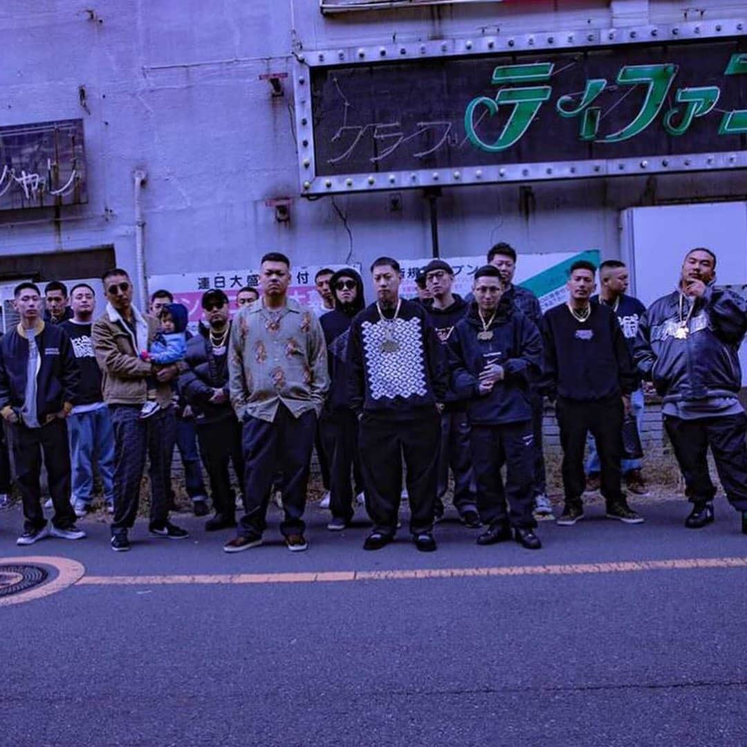 G-PLANTSのインスタグラム：「@jirokonami @aphroditegangstudio  舐達麻 / NAMEDARUMA” EXHIBITION﻿ Presented by  @blackeyepatch at THE PLUG  BlackEyePatchより、写真家 小浪次郎が舐達麻の姿を撮影した写真集『舐達麻』を出版致します。また、写真集の発売を記念して、写真展 『舐達麻 / NAMEDARUMA』をTHE PLUGにて開催致します。  期間: 2021年03月26日(金) - 03月28日(日)﻿ 時間: 11:00 - 19:00 場所: THE PLUG 住所: 東京都渋谷区神宮前6-12-9 BLOCK HOUSE 1F  御来場お待ちしております〜」