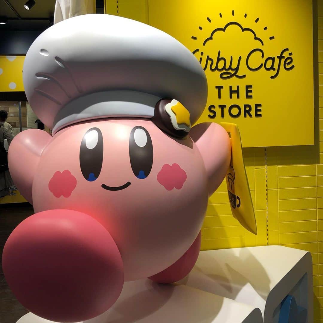 中恵光城のインスタグラム：「続・カービィ💕 カービィカフェストアがオープンしたのー☺️ オルゴールや木製皿やカトラリー、たくさん買っちゃった♪  そしてここで買えるドリンク🥤 あと二種類くらいあったから、今度行ったら制覇しよーっと！  #カービィカフェ  #カービィカフェザストア #カービィ #カービィかわいい  #カービィかわいいよカービィ」