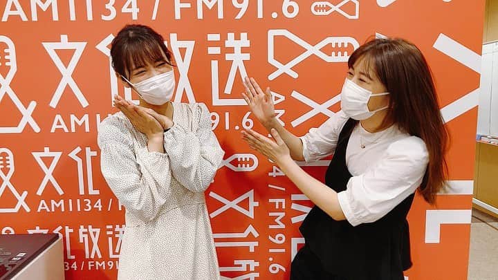 佐藤千晶さんのインスタグラム写真 - (佐藤千晶Instagram)「チームずんだ、チーム牛タン、同じ宮城出身の卒業生、遠海まりこちゃんが激励にきてくれました。 たくさんパワーをもらいました。いつも本当にありがとう！！ 最後の動画出演も2人で一緒に。嬉しかったな😊  走れの卒業生で 一緒の並びで走った 山田真以ちゃん 室照美ちゃん 遠海まりこちゃん 小林奈々絵ちゃん  走れの先輩 鈴木純子さん 井上由美子さん 岩波理恵さん  温かいメッセージをありがとうございました😢  現役パーソナリティのみんな  仁科美咲ちゃん 五戸美樹ちゃん 福井セリナちゃん 千本木彩花ちゃん  本当にありがとう！  コロナ禍の中、なかなか集まれませんが、ぜひいつか同窓会をして、走れの思い出を語り合いたいです🌸  #走れ歌謡曲 #52年の歴史 #走れ歌謡曲卒業生 #走れファミリー #ポーズはよく分からないけど許してね😊笑」3月25日 16時47分 - satochiaki125