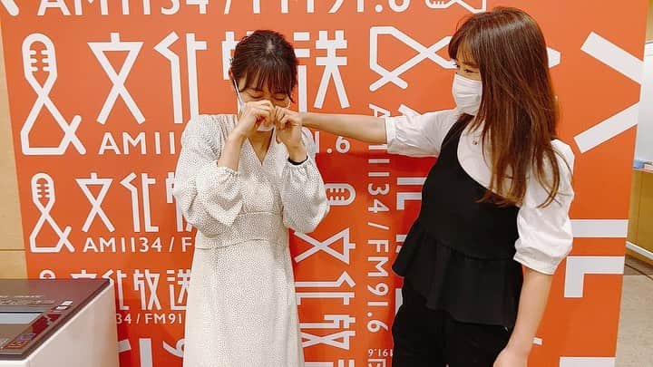 佐藤千晶さんのインスタグラム写真 - (佐藤千晶Instagram)「チームずんだ、チーム牛タン、同じ宮城出身の卒業生、遠海まりこちゃんが激励にきてくれました。 たくさんパワーをもらいました。いつも本当にありがとう！！ 最後の動画出演も2人で一緒に。嬉しかったな😊  走れの卒業生で 一緒の並びで走った 山田真以ちゃん 室照美ちゃん 遠海まりこちゃん 小林奈々絵ちゃん  走れの先輩 鈴木純子さん 井上由美子さん 岩波理恵さん  温かいメッセージをありがとうございました😢  現役パーソナリティのみんな  仁科美咲ちゃん 五戸美樹ちゃん 福井セリナちゃん 千本木彩花ちゃん  本当にありがとう！  コロナ禍の中、なかなか集まれませんが、ぜひいつか同窓会をして、走れの思い出を語り合いたいです🌸  #走れ歌謡曲 #52年の歴史 #走れ歌謡曲卒業生 #走れファミリー #ポーズはよく分からないけど許してね😊笑」3月25日 16時47分 - satochiaki125