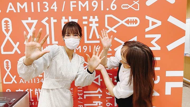 佐藤千晶さんのインスタグラム写真 - (佐藤千晶Instagram)「チームずんだ、チーム牛タン、同じ宮城出身の卒業生、遠海まりこちゃんが激励にきてくれました。 たくさんパワーをもらいました。いつも本当にありがとう！！ 最後の動画出演も2人で一緒に。嬉しかったな😊  走れの卒業生で 一緒の並びで走った 山田真以ちゃん 室照美ちゃん 遠海まりこちゃん 小林奈々絵ちゃん  走れの先輩 鈴木純子さん 井上由美子さん 岩波理恵さん  温かいメッセージをありがとうございました😢  現役パーソナリティのみんな  仁科美咲ちゃん 五戸美樹ちゃん 福井セリナちゃん 千本木彩花ちゃん  本当にありがとう！  コロナ禍の中、なかなか集まれませんが、ぜひいつか同窓会をして、走れの思い出を語り合いたいです🌸  #走れ歌謡曲 #52年の歴史 #走れ歌謡曲卒業生 #走れファミリー #ポーズはよく分からないけど許してね😊笑」3月25日 16時47分 - satochiaki125