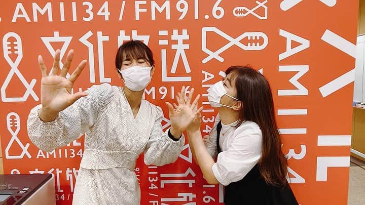 佐藤千晶さんのインスタグラム写真 - (佐藤千晶Instagram)「チームずんだ、チーム牛タン、同じ宮城出身の卒業生、遠海まりこちゃんが激励にきてくれました。 たくさんパワーをもらいました。いつも本当にありがとう！！ 最後の動画出演も2人で一緒に。嬉しかったな😊  走れの卒業生で 一緒の並びで走った 山田真以ちゃん 室照美ちゃん 遠海まりこちゃん 小林奈々絵ちゃん  走れの先輩 鈴木純子さん 井上由美子さん 岩波理恵さん  温かいメッセージをありがとうございました😢  現役パーソナリティのみんな  仁科美咲ちゃん 五戸美樹ちゃん 福井セリナちゃん 千本木彩花ちゃん  本当にありがとう！  コロナ禍の中、なかなか集まれませんが、ぜひいつか同窓会をして、走れの思い出を語り合いたいです🌸  #走れ歌謡曲 #52年の歴史 #走れ歌謡曲卒業生 #走れファミリー #ポーズはよく分からないけど許してね😊笑」3月25日 16時47分 - satochiaki125