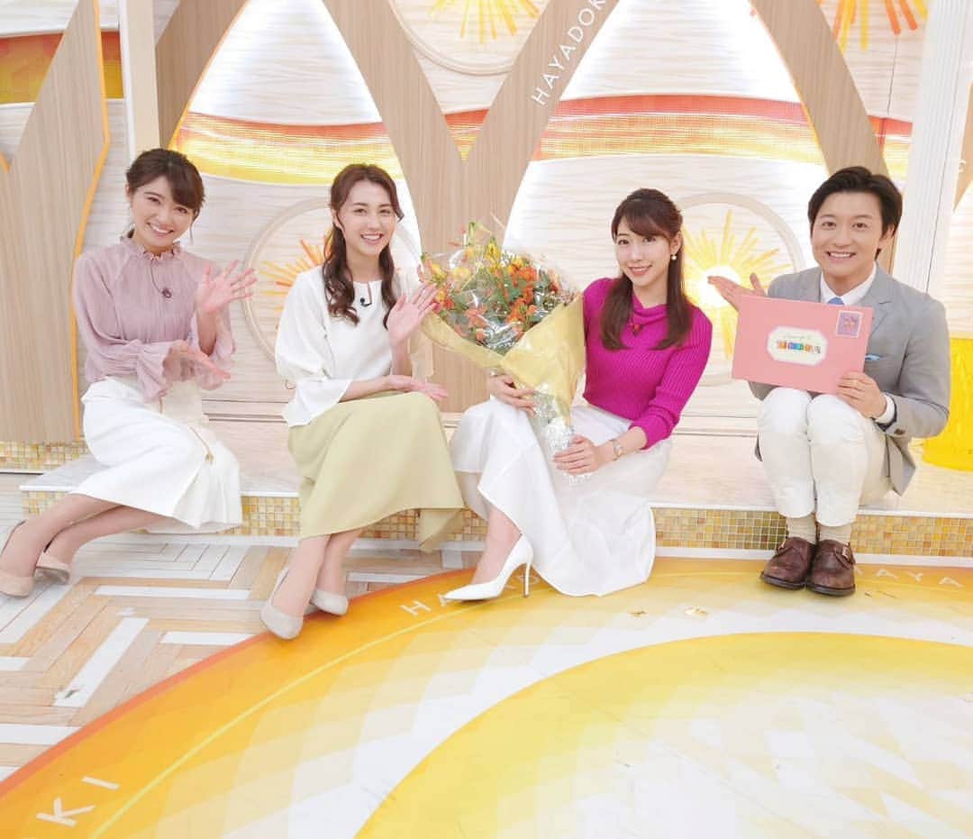 TBS「はやドキ！」のインスタグラム：「3月22日(月)で、4年間出演させて頂いたはやドキを卒業しました🌸﻿ ﻿ エンディングは笑顔で終わる！と決めていて必死に堪えていしましたが、本番終了後に色んな思いが涙と共に溢れてしまいました😭﻿ ﻿ あっという間の4年間は振り返れば思い出がありすぎて寂しい気持ちもありますが、この思いを今後も大切にして頑張っていきたいと思います。﻿ ﻿ ﻿ 最初は緊張でいっぱいいっぱいだった私ですが、『はやドキ』という存在がいつの間にか自分にとってとても大きなものになっていてスタッフさんや、はやドキファミリーと過ごす場所がとても落ち着く大好きな空間になっていました💓﻿ ﻿ これからも、はやドキの１番のファンでいます☺️✨！﻿ ﻿ いつも番組をご覧になってくださり、温かなメッセージをくださった皆様にも感謝の気持ちでいっぱいです🤲﻿ ﻿ 本当にありがとうございました😊❤️﻿ ﻿ 小野寺結衣﻿ ﻿ ﻿ #小野寺結衣﻿ #アナウンサー﻿ #卒業﻿ #感謝﻿ #また会いましょう﻿ #はやドキ #tbs」