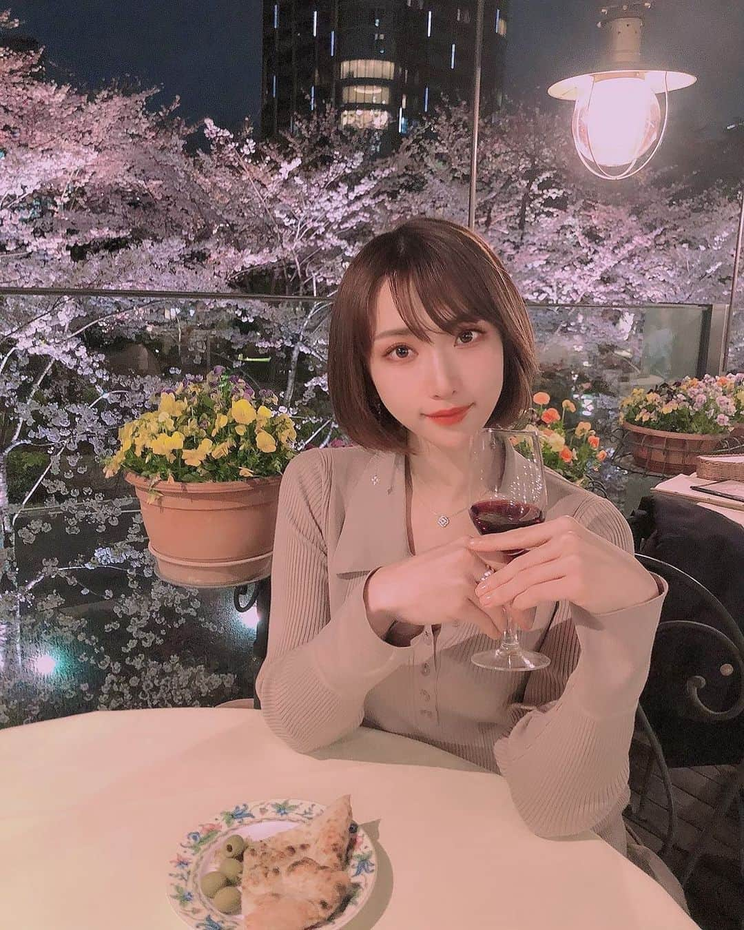 桐生美希さんのインスタグラム写真 - (桐生美希Instagram)「親友とお花見してきた🌸 今週が満開のピークなのかな？🥺 綺麗だし楽しいし最高でした💪💕 春のテラスは気持ちがいいね♡☺️  #お花見#テラス#六本木ディナー#春ワンピース  #コーディネート#selfie#テラス席 #ショートヘア女子#ootd#女子会」3月25日 22時32分 - raita_miyu