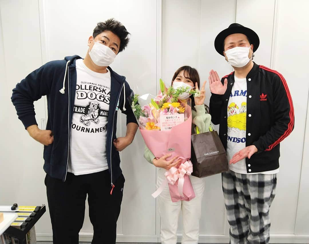 青木淳也さんのインスタグラム写真 - (青木淳也Instagram)「* * * KBCラジオ『夕方じゃんじゃん』 今日が最終回でした。 病気して東京から戻ってきた僕達に いただけたレギュラー番組が この"夕方じゃんじゃん"でした！ 本当に感謝です！ ４年間最高に楽しい時間でした！ ありがた〜い♪ * 坂口カンナちゃんとは ２年半一緒にしゃべらせてもらい 最高のパートナーでしたー！ めちゃくちゃイイ子やしおもしろいし！ また一緒にやろうね！ 絶対また一緒にやろうね！ * * #ブルーリバー #坂口カンナ #KBCラジオ #夕方じゃんじゃん #ラジオ #radio #radiko #生放送 #福岡 #fukuoka #音楽 #music #トーク #talk #記念撮影 #写真 #picture #photo #お笑い #お笑い芸人 #感謝」3月25日 22時34分 - blueriveraoki