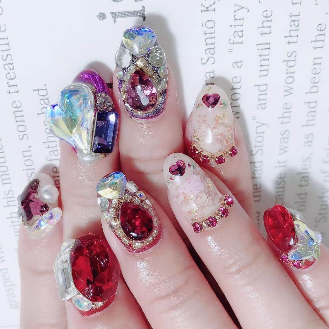 Marinaさんのインスタグラム写真 - (MarinaInstagram)「🔮🍒🔮🍒  キラッキラのNew nail ✸  ちえさん(@chiekonakayama) いつも可愛いネイルをありがとうございます☺︎  #nail #newnail #nailart #instanails #ネイル #rednails #purplenails #派手ネイル #キラキラネイル #キラキラ #なかやまちえこ さん」3月25日 17時12分 - aldiousmarina