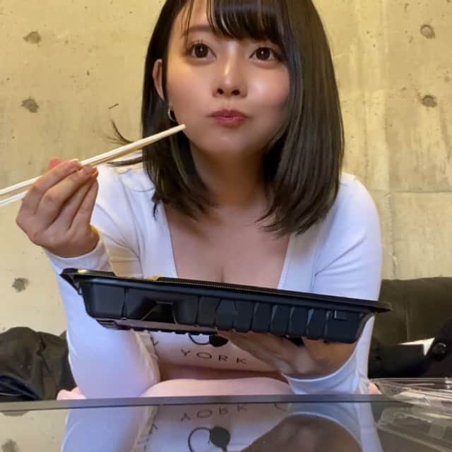 成重優梨さんのインスタグラム写真 - (成重優梨Instagram)「ロケ弁に大興奮のナリシゲ  #4月くらいにびっくりな報告あるよ #おたのしみに！！！」3月25日 17時19分 - hi_world_imyuri