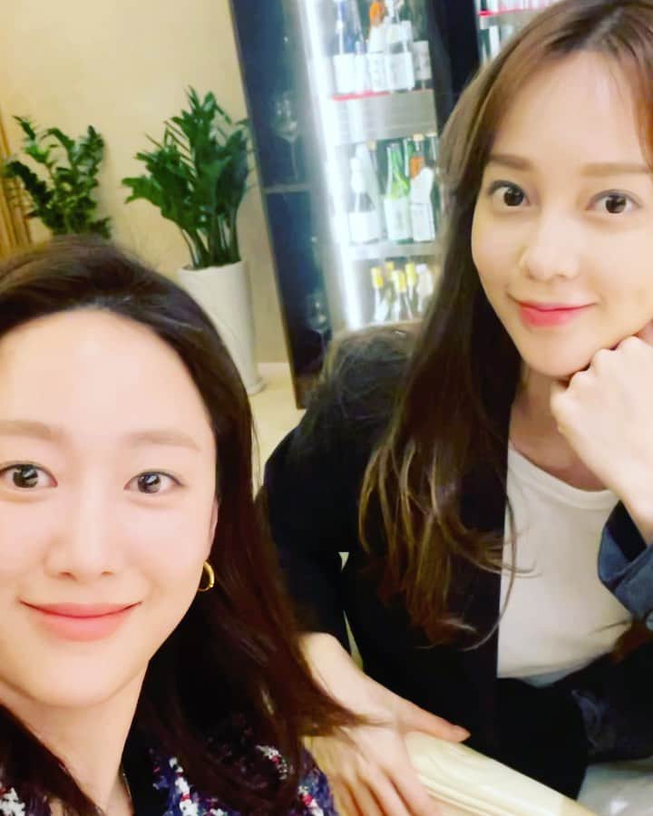 チョン・ヘビンのインスタグラム：「오랜만에 오랜친구와 오랜수다😘 . 한국에 홀로 와 겁도 날텐데 누구보다 열심히 살고  두려움없이 도전하는 아윰이를  늘 응원하고 아끼는 언니가있다🤗 특별한 날이니까 젤좋아하는 와인과 스시   #아유미#화이팅#넌참멋져👍  #정말최고였던 #스시하네 #최주용셰프님  #늘감탄스런 #emos 🍾」