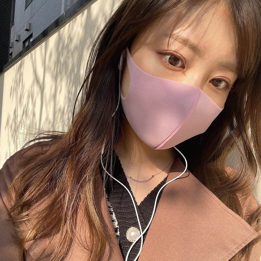高木由梨奈のインスタグラム：「この前ランニングしてたらAirPodsのケース落としちゃって、、それ故の有線イヤホン🥲  眉毛ワックス直後でちょっとおでこ赤いのはお気になさらず😂笑  眉毛は @saki_eyestylist さんにやっていただいたよ〜💕  #眉毛ワックス #browbartokyo」