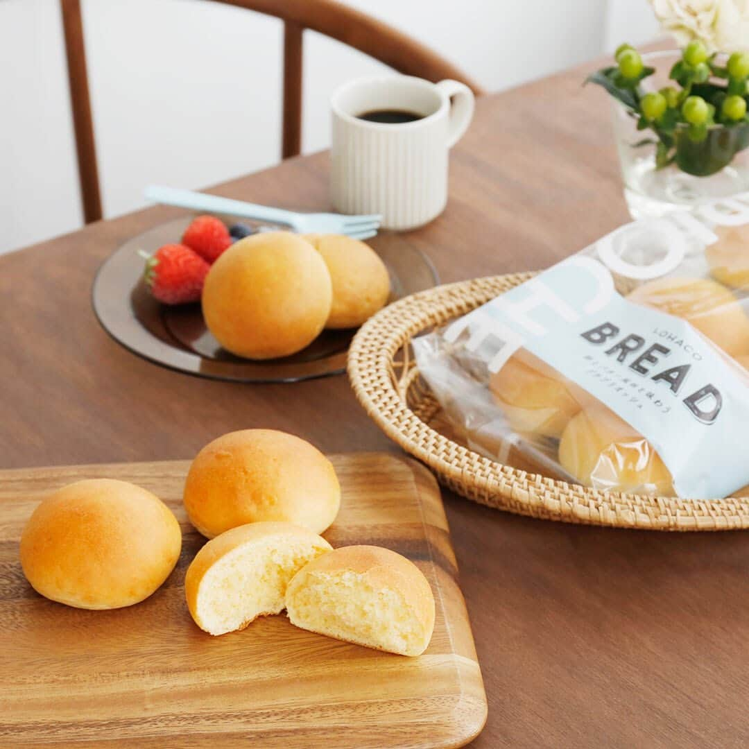 LOHACO（ロハコ）さんのインスタグラム写真 - (LOHACO（ロハコ）Instagram)「＼【LOHACO限定】「LOHACO BREAD」シリーズにプチサイズのブリオッシュが新たに仲間入り♪／  卵のコクとバターの風味が味わえ、しっとりとした食感とコクのある深い味わいが特徴の『卵のコクとバター風味を味わうプチブリオッシュ』が新登場♪  フランス生まれのブリオッシュを、バターや発酵乳を加えた油脂を使用したことで、より深いミルクの風味とやさしい甘さを感じることができます。  また、全卵にさらに卵黄を加えたことにより、しっとりとした食感とコクのある深い味わいを実現しました。  そのままでもおいしいですが、トースターで焼くと、焼き立てのおいしさがよみがえり、さらに美味しくなります！  いちごと生クリームを挟んでデザート風にしたり、ハムとレタスを挟んでサンドウィッチ風にしたりアレンジがいろいろ楽しめますよ◎  小ぶりで食べやすいので、おやつや軽食としてもおすすめです。   「LOHACO BREAD」は、「毎日でも飽きのこない味」「ちょうど良い食べきりサイズ」「手土産にもなる素敵なパッケージ」をコンセプトに、忙しくても丁寧な食生活を送りたいというニーズに応え、企画開発したパンです。  国産の小麦を使用し、焼き上げた後に急速冷凍しておいしさを閉じ込めているので、パン屋さんの味をご自宅で味わっていただくことができます。  また、廃棄ロス削減の取り組みの一環として、発送日当日に、その日のお客様のご注文分だけを、アスクルの物流センターの定温庫で徹底した温度管理のもとに解凍し、常温の消費期限シールを貼付してお届けしております。   ぜひチェックしてみてください♪  ＿＿＿＿＿＿＿＿＿＿＿＿＿＿  ▼Instagramで紹介した写真の詳細は プロフィール @lohaco.jp から♪  ▼商品のURLはこちら https://685.jp/2QtVcqw ＿＿＿＿＿＿＿＿＿＿＿＿＿＿＿   #LOHACOBREAD #ロハコブレッド #LOHACO限定 #ロハコ限定 #ブリオッシュ #パン通販 #パン #パン好き #朝ごパン #パン朝食 #ブランチ #パンスタグラム #パンのある暮らし #廃棄ロス #廃棄ロスを減らそう #おうちごはん #おうちごはんlover #おうちカフェ #お家カフェ #おやつ #毎日の食卓 #おうち時間 #暮らしを楽しむ #日々の暮らし #暮らし #くらし #ロハコ #LOHACO #askul #アスクル」3月25日 18時03分 - lohaco.jp