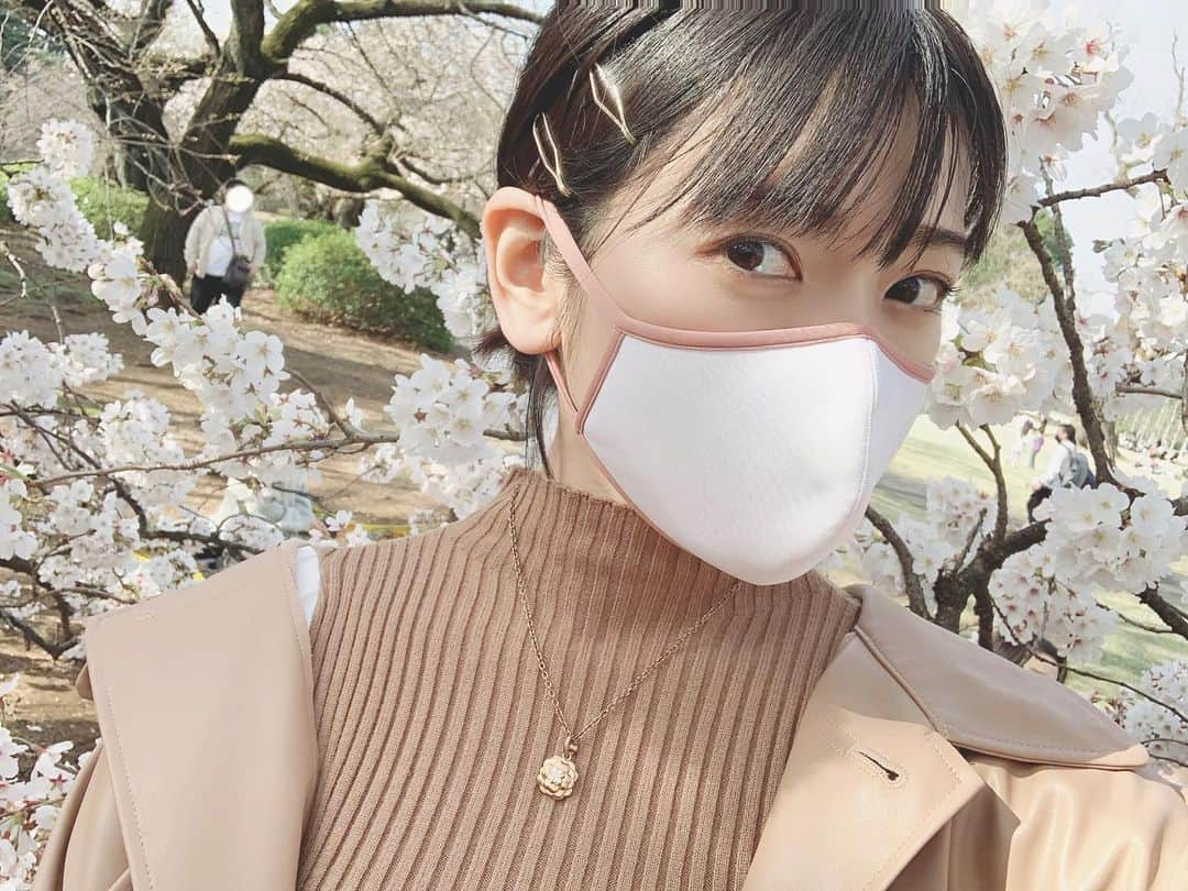 小林亜実さんのインスタグラム写真 - (小林亜実Instagram)「. お花見🌸🍡 . このマスク可愛い〜って一目惚れして使い始めたけど 生地がとっても肌触りよくてめちゃくちゃ気に入って頻繁に使ってる☺️笑 しかもリバーシブルだよっ！ あとね、普通のマスクより唇のあたりに膨らみがあるからリップ塗っててもマスクにつきづらいのも嬉しい💄 いろんなカラーバリエーションあるから色々欲しくなっちゃうけど私はピンクにした🌸 . . #nananworld #mask #😷 #ナナンワールド #ナナンマスク #布マスク #日本製マスク #マスク #洗えるマスク #機能性マスク #国産マスク #高機能マスク #三層マスク #マスクコーデ」3月25日 18時18分 - koami112