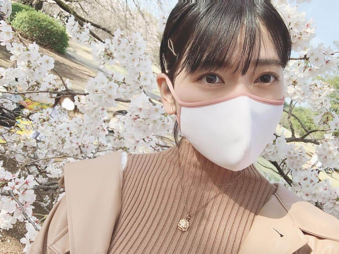 小林亜実のインスタグラム：「. お花見🌸🍡 . このマスク可愛い〜って一目惚れして使い始めたけど 生地がとっても肌触りよくてめちゃくちゃ気に入って頻繁に使ってる☺️笑 しかもリバーシブルだよっ！ あとね、普通のマスクより唇のあたりに膨らみがあるからリップ塗っててもマスクにつきづらいのも嬉しい💄 いろんなカラーバリエーションあるから色々欲しくなっちゃうけど私はピンクにした🌸 . . #nananworld #mask #😷 #ナナンワールド #ナナンマスク #布マスク #日本製マスク #マスク #洗えるマスク #機能性マスク #国産マスク #高機能マスク #三層マスク #マスクコーデ」