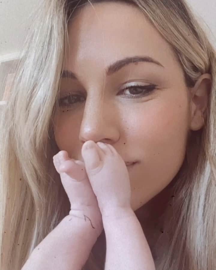 のインスタグラム：「Hoy para desayunar... piecitos!!🥰👶🏼  #MiBebita #Yanay #MiTodo」
