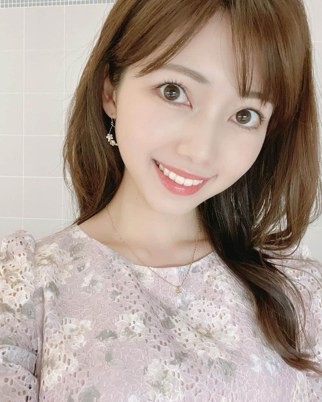 川又智菜美のインスタグラム：「👗💗﻿ 最近春らしい衣装が多くて嬉しいです🌸﻿ ﻿ このワンピース、後ろのところがリボンで﻿ きゅっと絞れるようになっているんです❣️﻿ 頑張って身体を捻ったんですが、﻿ リボンはすこーーしだけしかいれられませんでした🥲﻿ シルエットが可愛かったなぁ〜☺️﻿ ﻿ いつも皆さんコメントやいいね﻿ ありがとうございます😊💕﻿ ﻿ #日テレNEWS24 ﻿」