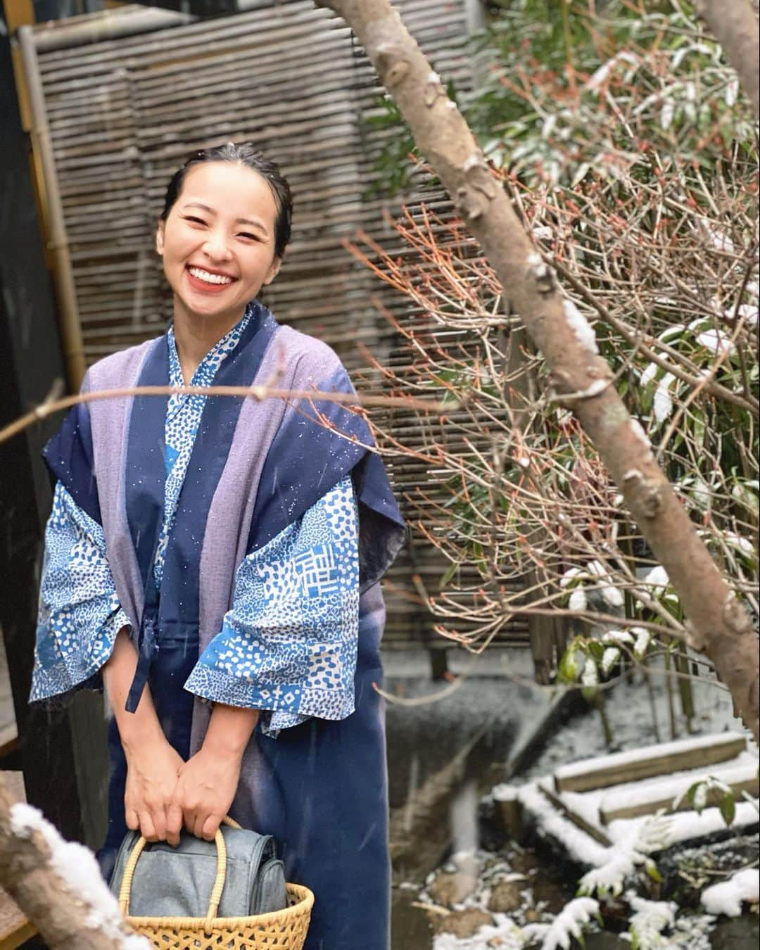 水崎綾女さんのインスタグラム写真 - (水崎綾女Instagram)「色んな場所へ温泉浸かりに行きたいなぁ◡̈♥︎ 観光はほぼしない派なので、いつもゆっくり出来る様にお宿とお食事メインで選んでます。って言っても、だいたい妹がここにする？とかここがおすすめってピックアップしてくれるのについてく姉です。笑 この日は雪が凄かったです。 #旅行 #温泉 #onsen #♨️ #♨︎ #旅 #宿 #travel #trip #hotsprings #浴衣 #雪景色」3月25日 18時22分 - misakiayame