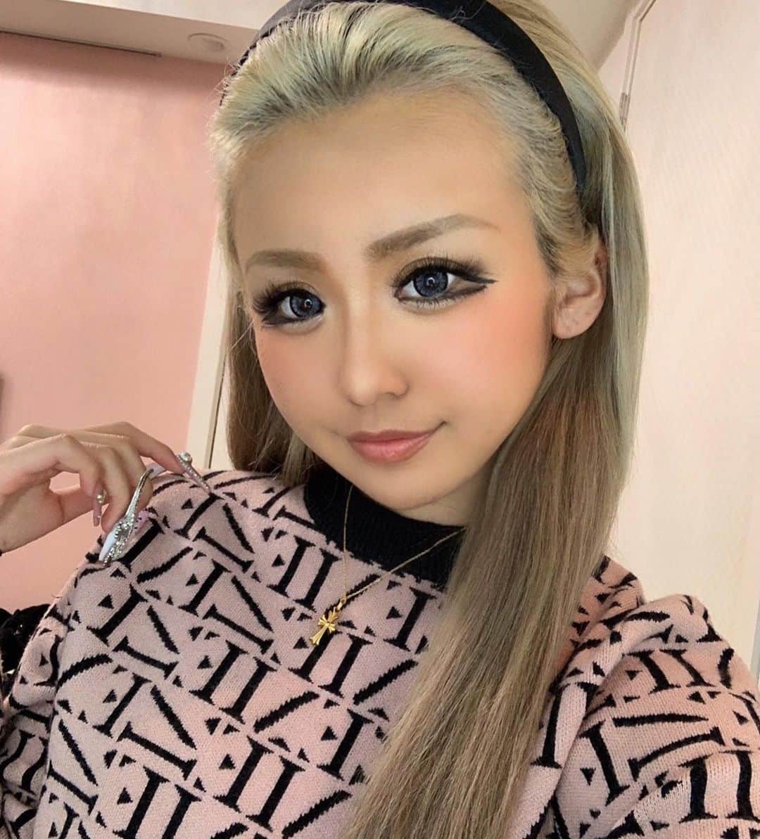 染谷リアナのインスタグラム：「@belinda.yokohama さんでマツエクしてもらってきた💋 ・ uカール良すぎるしめっちゃおすすめ🥺 ・ ・ ☾𝐷𝑒𝑠𝑖𝑔𝑛☾  𝑉𝑜𝑙𝑢𝑚𝑒 𝑙𝑎𝑠ℎ...600𝑒𝑥 𝑈 𝐷 𝐶 𝑐𝑢𝑟𝑙 15𝑚𝑚  𝑈𝑛𝑑𝑒𝑟 8𝑚𝑚...60𝑒𝑥 ・ #instagood #instafashion #belinda #マツエク #ボリュームラッシュ #ギャル」