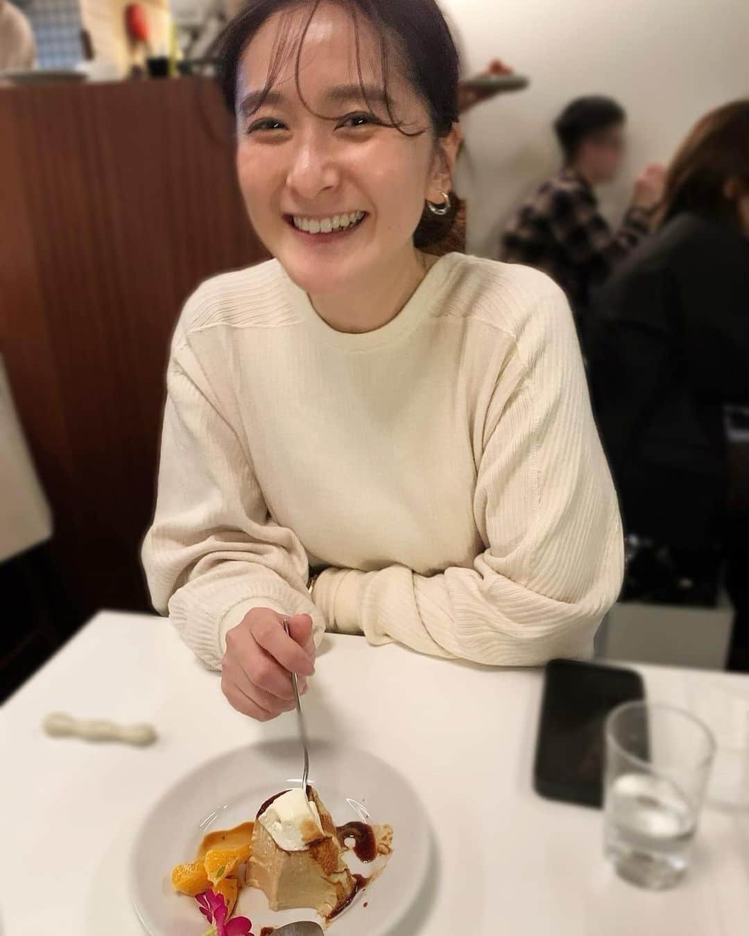 海下真夕さんのインスタグラム写真 - (海下真夕Instagram)「. 🍽 🍮  #写真撮るタイミング今ですか #プリンにスプーン入れたタイミングで #食べれないでいる #トンカ豆のプリン #🍮 #noon#目黒 #いつかの写真 #時差投稿」3月25日 18時33分 - kaigeworld