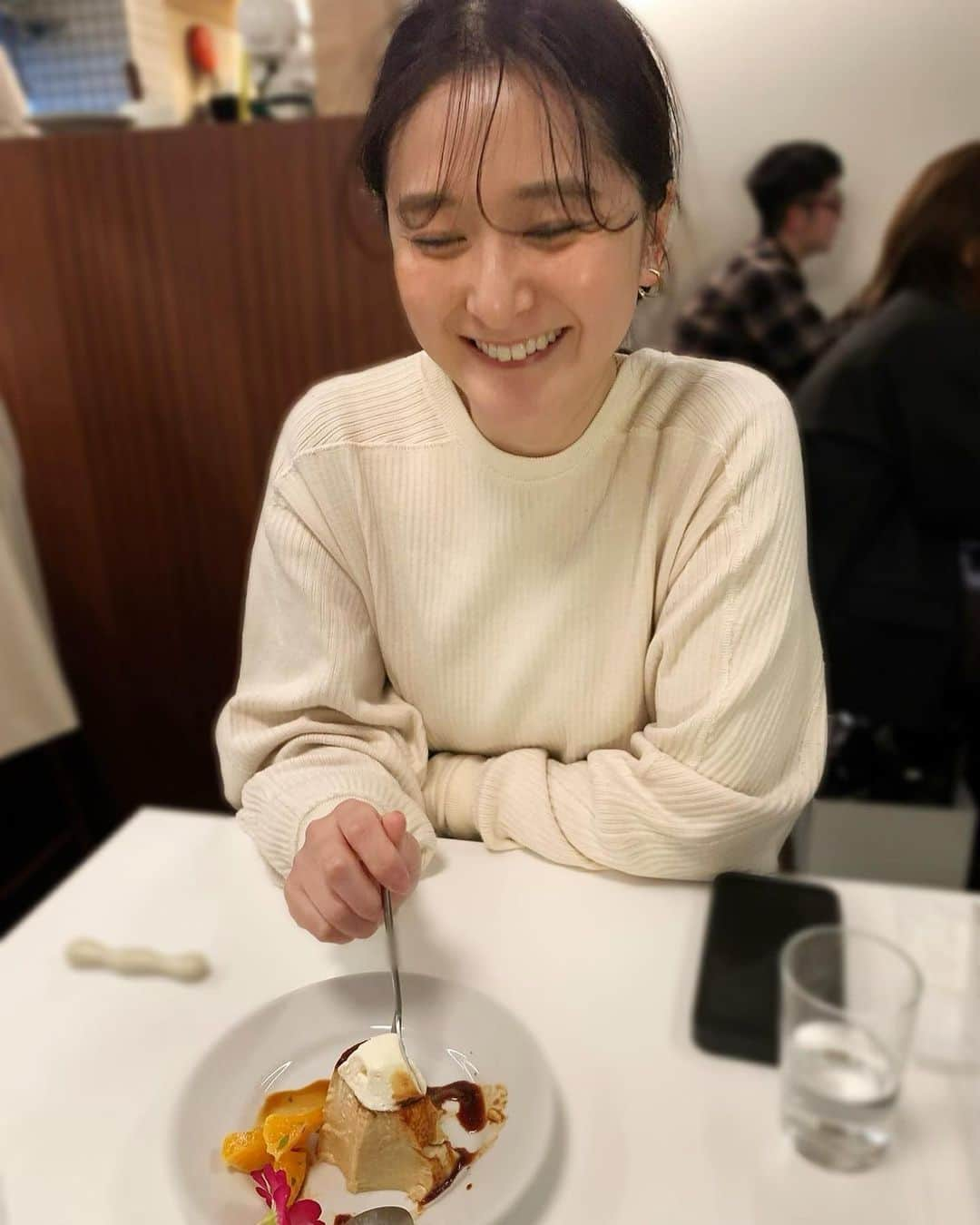 海下真夕さんのインスタグラム写真 - (海下真夕Instagram)「. 🍽 🍮  #写真撮るタイミング今ですか #プリンにスプーン入れたタイミングで #食べれないでいる #トンカ豆のプリン #🍮 #noon#目黒 #いつかの写真 #時差投稿」3月25日 18時33分 - kaigeworld