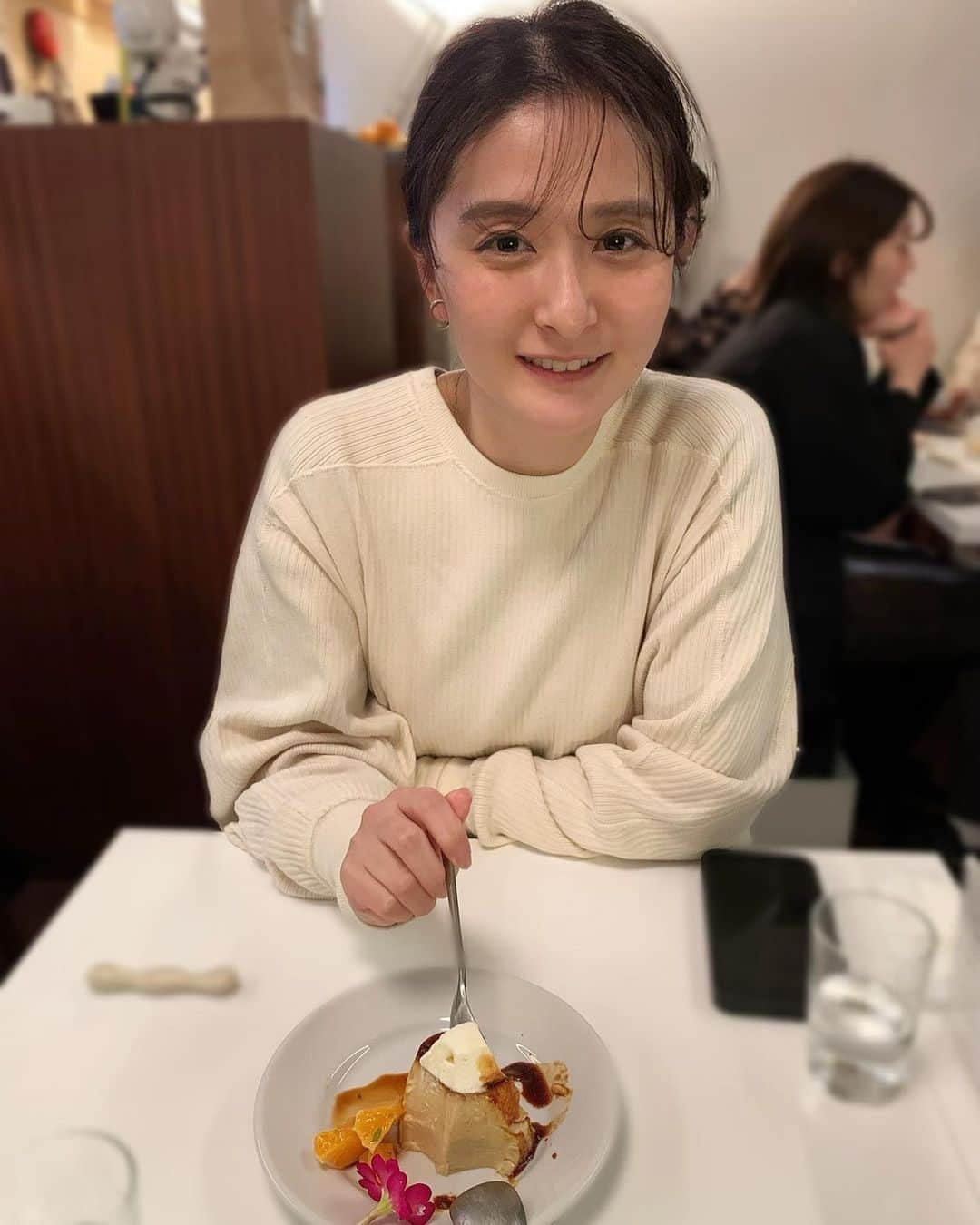 海下真夕さんのインスタグラム写真 - (海下真夕Instagram)「. 🍽 🍮  #写真撮るタイミング今ですか #プリンにスプーン入れたタイミングで #食べれないでいる #トンカ豆のプリン #🍮 #noon#目黒 #いつかの写真 #時差投稿」3月25日 18時33分 - kaigeworld