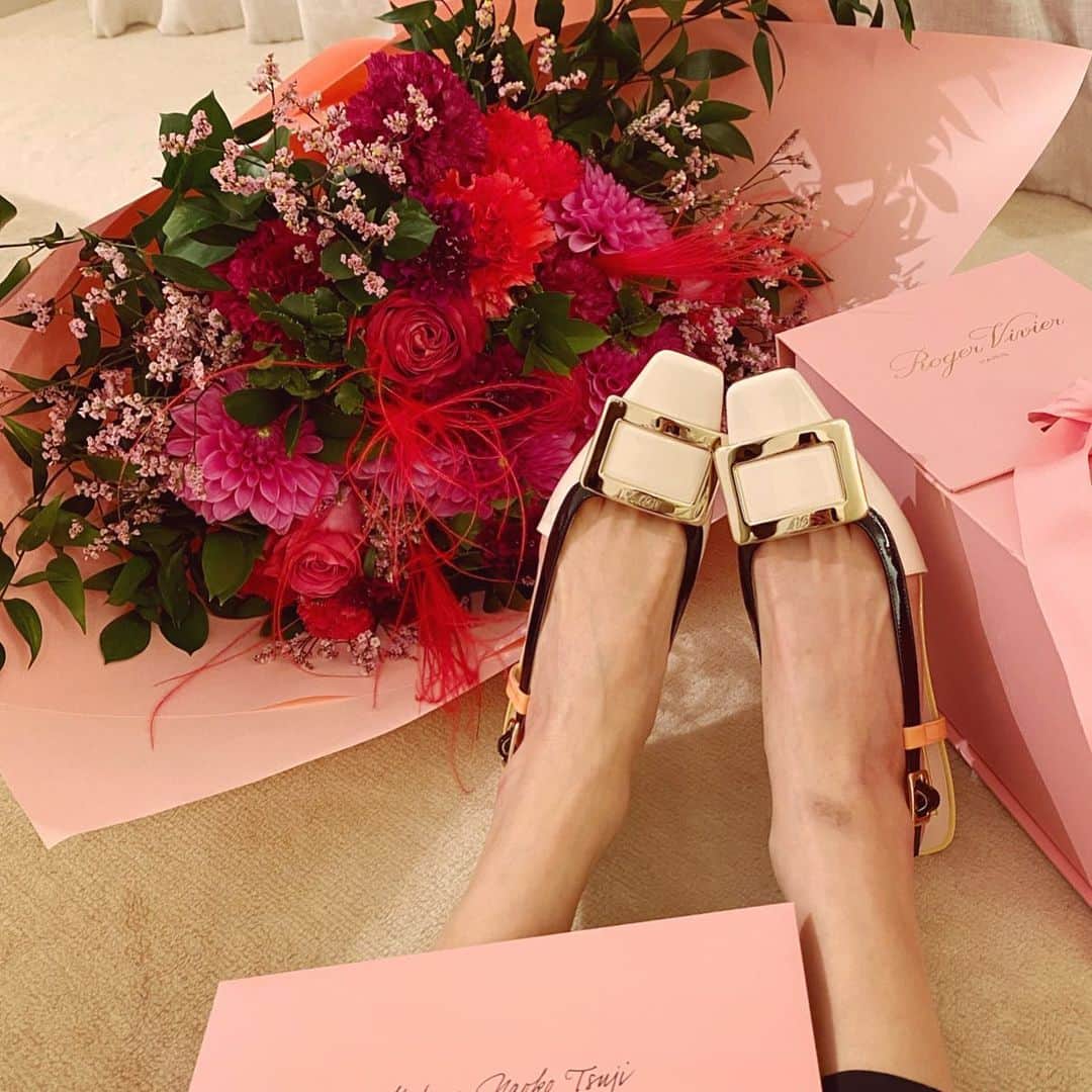 辻直子さんのインスタグラム写真 - (辻直子Instagram)「#rogervivierpink🌹#colorpalette #lovleyshoes#lovleyflowers @rogervivier  #ドアをあけたら#うわっ#明日は晴れますように  うわー♡って感じる瞬間がたくさん起こりますように」3月25日 18時47分 - naoko.ts