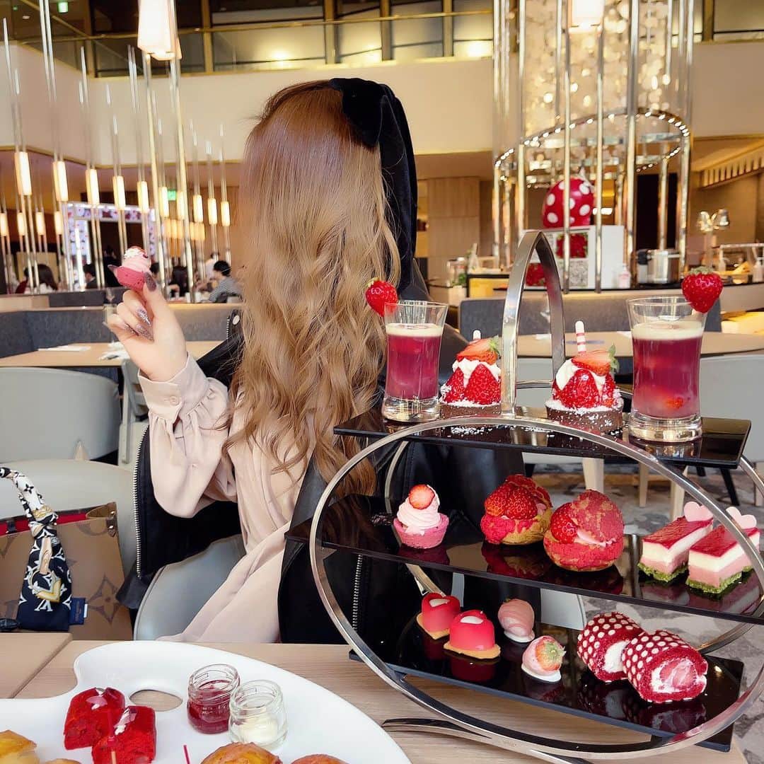 HIMEKAのインスタグラム：「. . こないだのアフタヌーンティー🫖💕 いちごいっぱい🍓 . . #アフタヌーンティー #いちご #ヒルトン名古屋」