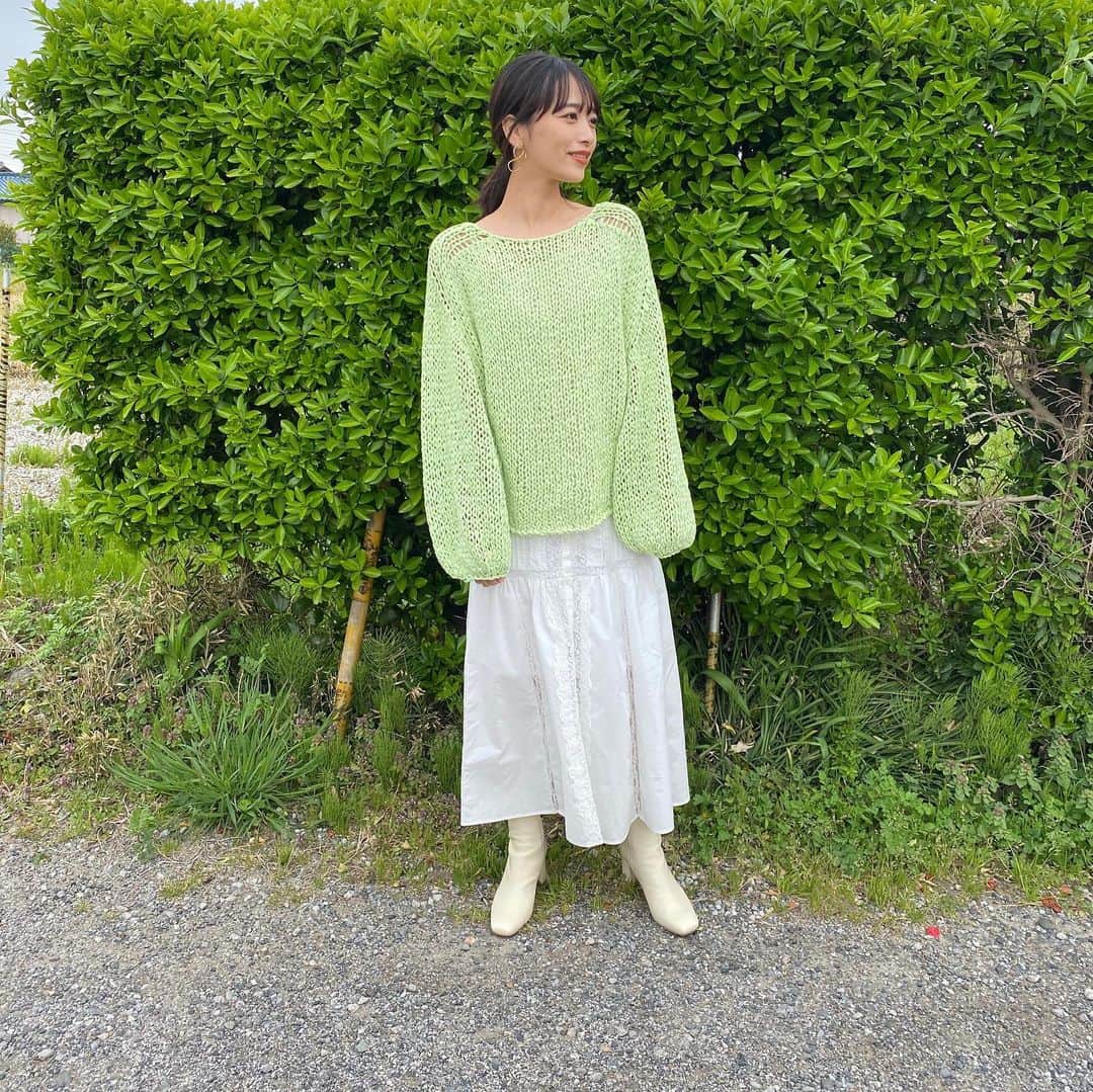 近藤千尋のインスタグラム：「@tbs_loveit  の初ロケでした📺🐇 私達は4/9から毎週金曜から レギュラー生出演させて頂きます♥️嬉  自然な豊かな場所で ひーぼぉくんとわいわい 楽しかったな~❤️ 今年も桜が綺麗ですな🌸  ニット @hakuji_official  ワンピース @leurlogetteofficial   アクセサリー @roomx601  ブーツ @dianashoespress」