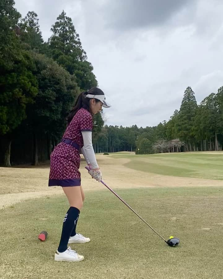 和田奈美佳のインスタグラム：「. 結果的にナイスショットに なりましたが…🥺⛳️ 今の課題は左肘だそうです😭 by担当マネージャーHさん👨笑  ちなみに今回使用したドライバーは 三菱ケミカルさんに リシャフトして頂いたELDIOです💖 本当によく飛びます😻  ウェアは大好きなブランド efficaceです☺️お気に入り⛳️  #golf897 #efficace #eldio #三菱ケミカル #和田奈美佳　#エルディオのお陰で #ドライバー　#170yd #飛ぶようになった #ゴルフウェア　#エフィカス」