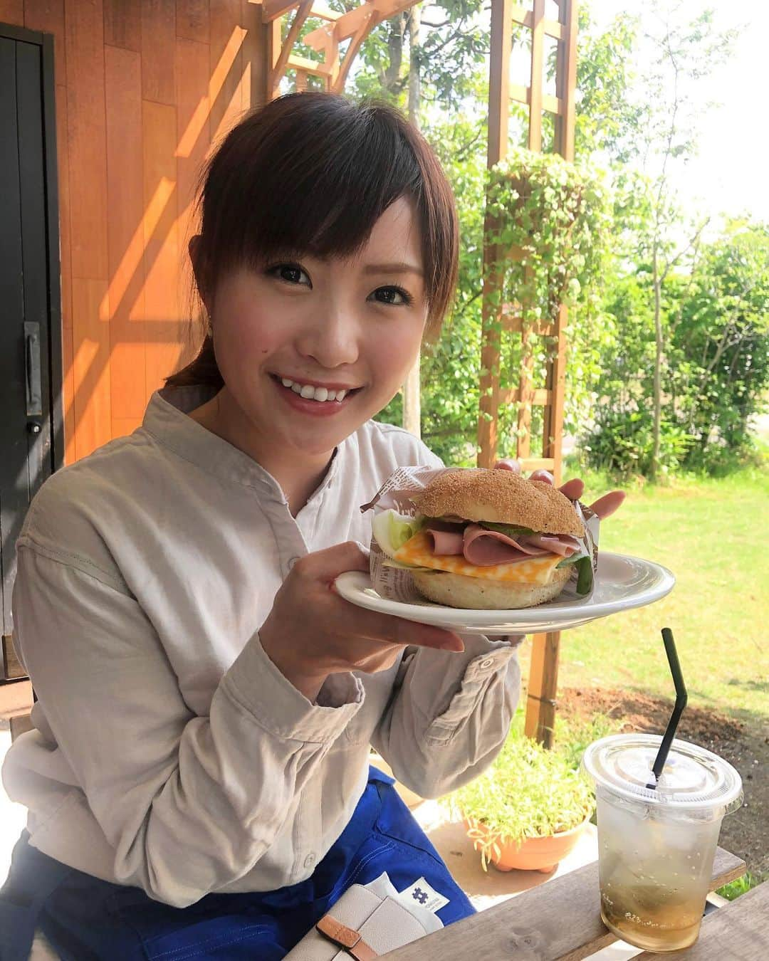 南條早紀さんのインスタグラム写真 - (南條早紀Instagram)「美味しいサンド🥪  美味しいものを前にすると人は 笑顔になります😊笑  こちら、過去の写真ですが！ 以前、クマップで紹介された 富山市古沢にあるメッツゲライイケダさんの モルタデラサンド✨ 昨夏、畑仕事の前にいただきました❤️  モルタデラという豚の背脂の入ったハムと アクセントのライムが美味しいサンド☺️  お店の方が試作中お邪魔したクマムシ。 佐藤さんがライムの量をアドバイスして 実際に販売されたものです😊 （期間限定なので今は未販売です💦）  今週のフルサタ！のリモートクマップで、 またメッツゲライイケダが登場します✨ なにやらまた美味しいサンドが登場するとか…😇  お楽しみに❤️  #富山県 #富山市 #富山 #toyama #富山グルメ #富山カフェ #富山ランチ #富山観光 #メッツゲライイケダ #肉専門店 #モルタデラ #サンドイッチ #サンドウィッチ #テラス席 #週末限定 #テラス #爽やか #美味しい #おいしい #畑仕事 #腹ごしらえ #笑顔 #フルサタ #クマップ #過去pic #夏の思い出  #アナウンサー #南條早紀 #なんじょうのにちじょう #❤️」3月25日 19時37分 - nanjo_saki