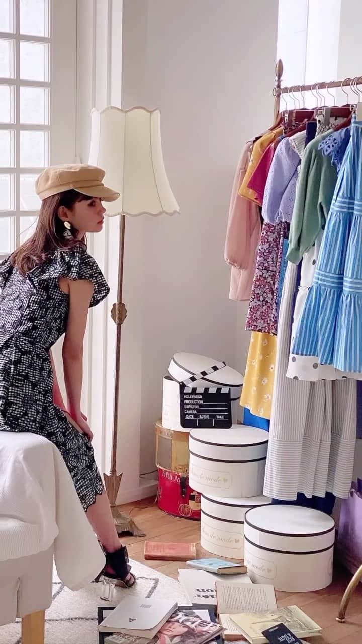 のインスタグラム：「【💕WEBカタログ4月号✨ 撮影OFF SHOT📸💕】 公開中の WEB CATALOG APRIL ISSUE 撮影 OFF SHOTを公開😘💋  「my closet with printed clothes 愛花のプリントクローゼット👗👠❤️」 をテーマに ドットやチェック、フラワープリントなど トランテアンの新作柄アイテムを 愛花（@hi_erica_）さんが キュートに着こなしてくれています😉💋  OFFICIAL ONLINE STOREから 是非ご覧ください❤️  ※掲載商品はONLINE STOREでは予約販売、店舗では入荷連絡を受付中。 ※WEBカタログは毎月、第一金曜日に公開予定（予告なく曜日が変更になる場合がございます）。 ———————————————————— #31Sonsdemode #31sdm #31 #fashion #print #closet #clothes #spring #summer #2021 #coordinate #fashion #recommend #style #offshot #トランテアンソンドゥモード #トランテアン #愛花 さん #オフショット #新作 #おすすめ #春 #夏 #ファッション #コーデ #コーディネート #柄 #花柄 #ドット #チェック」
