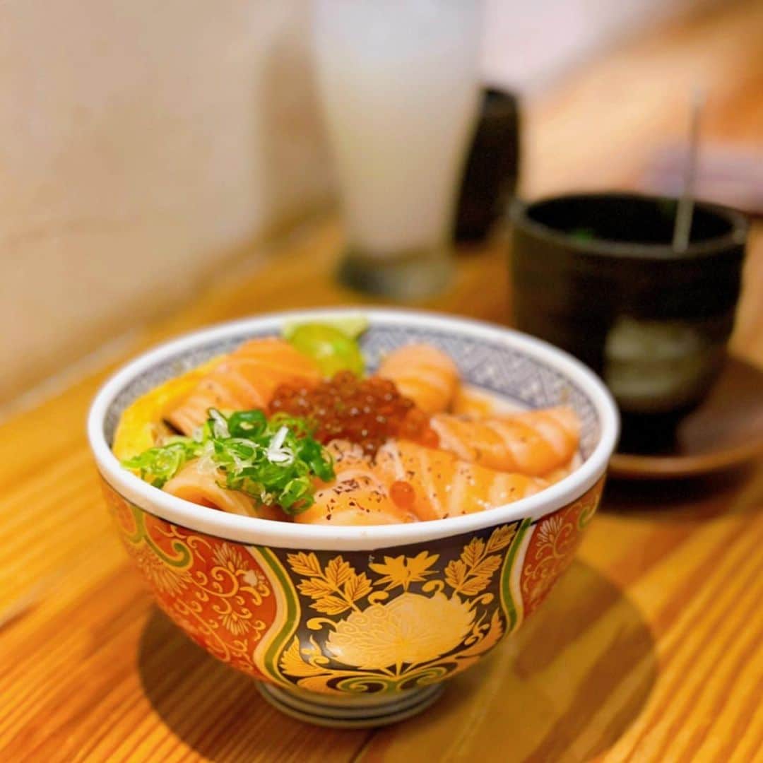 羅晴のインスタグラム：「📍瞞著爹  內湖好吃的鮭魚親子丼 新鮮肥美的鮭魚➕飽滿多汁鮭魚卵 配上甜鹹的玉子燒跟醋飯 被療癒了～～～🥰❤️  #貝蒂的美食日記 #內湖美食 #內湖餐廳 #鮭魚親子丼 #鮭魚生魚片 #日式料理 #瞞著爹 #taipei #taipeifood #taipeifoodie」